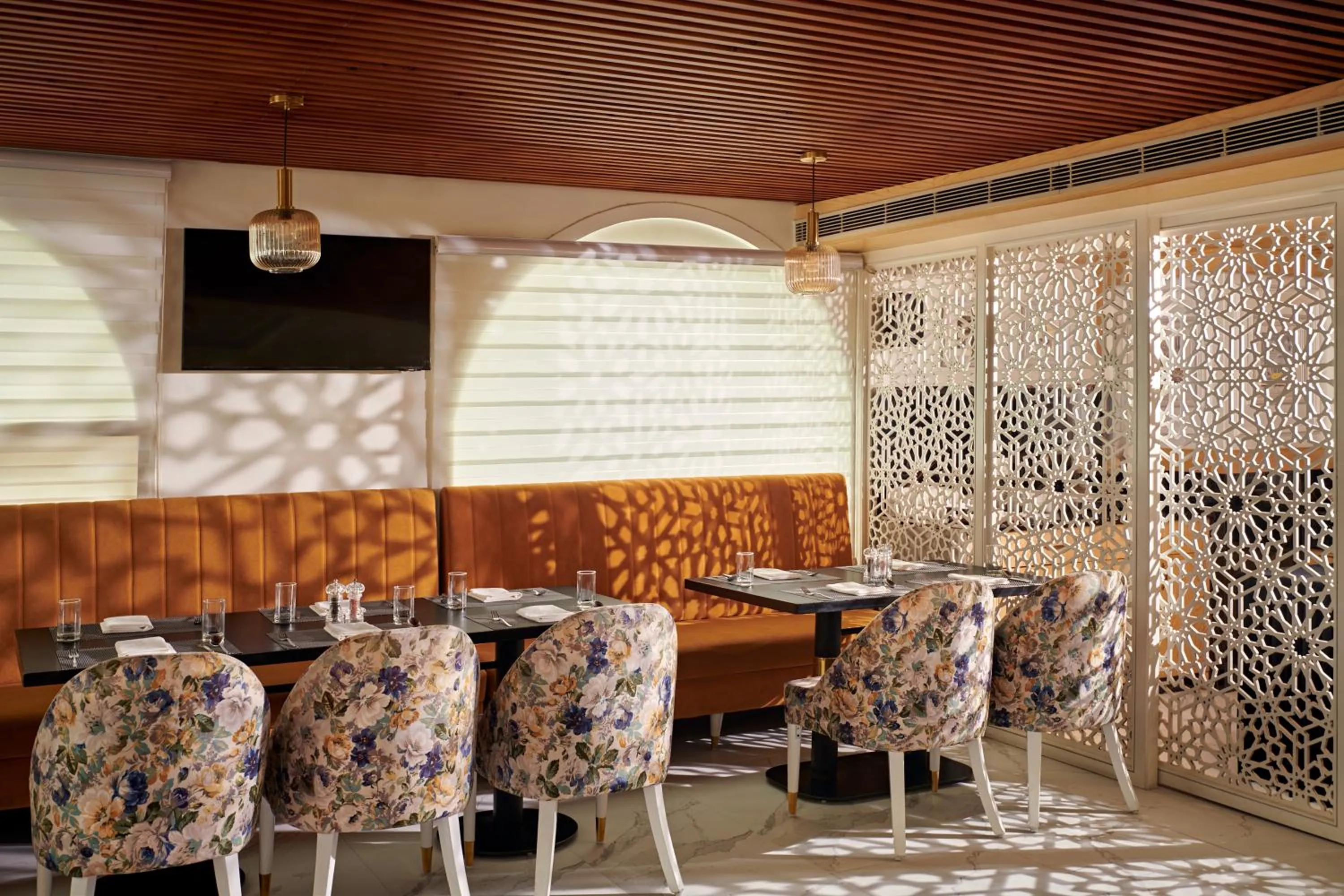 Restaurant/places to eat in Deventure Sarovar Portico Patel Nagar