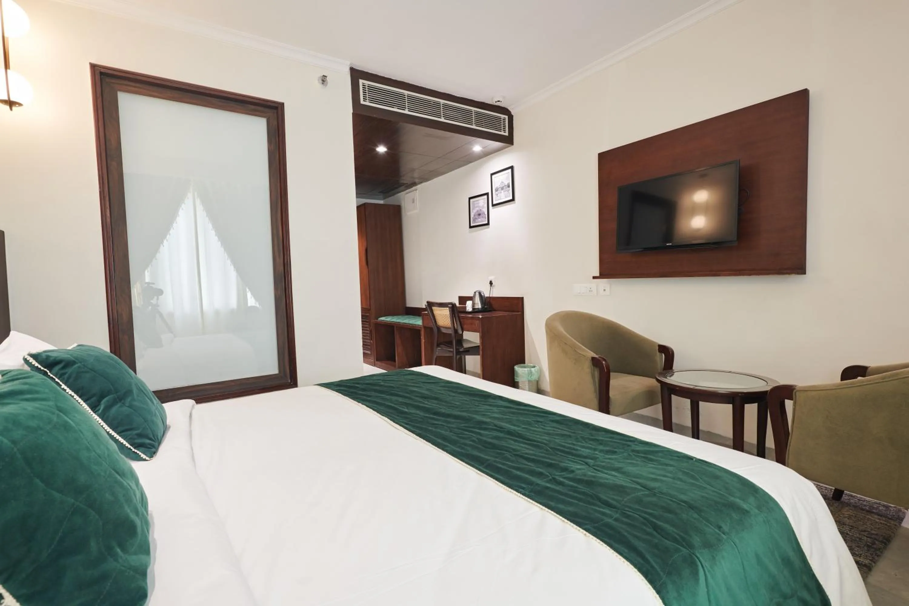 Bedroom, Bed in Deventure Sarovar Portico Patel Nagar