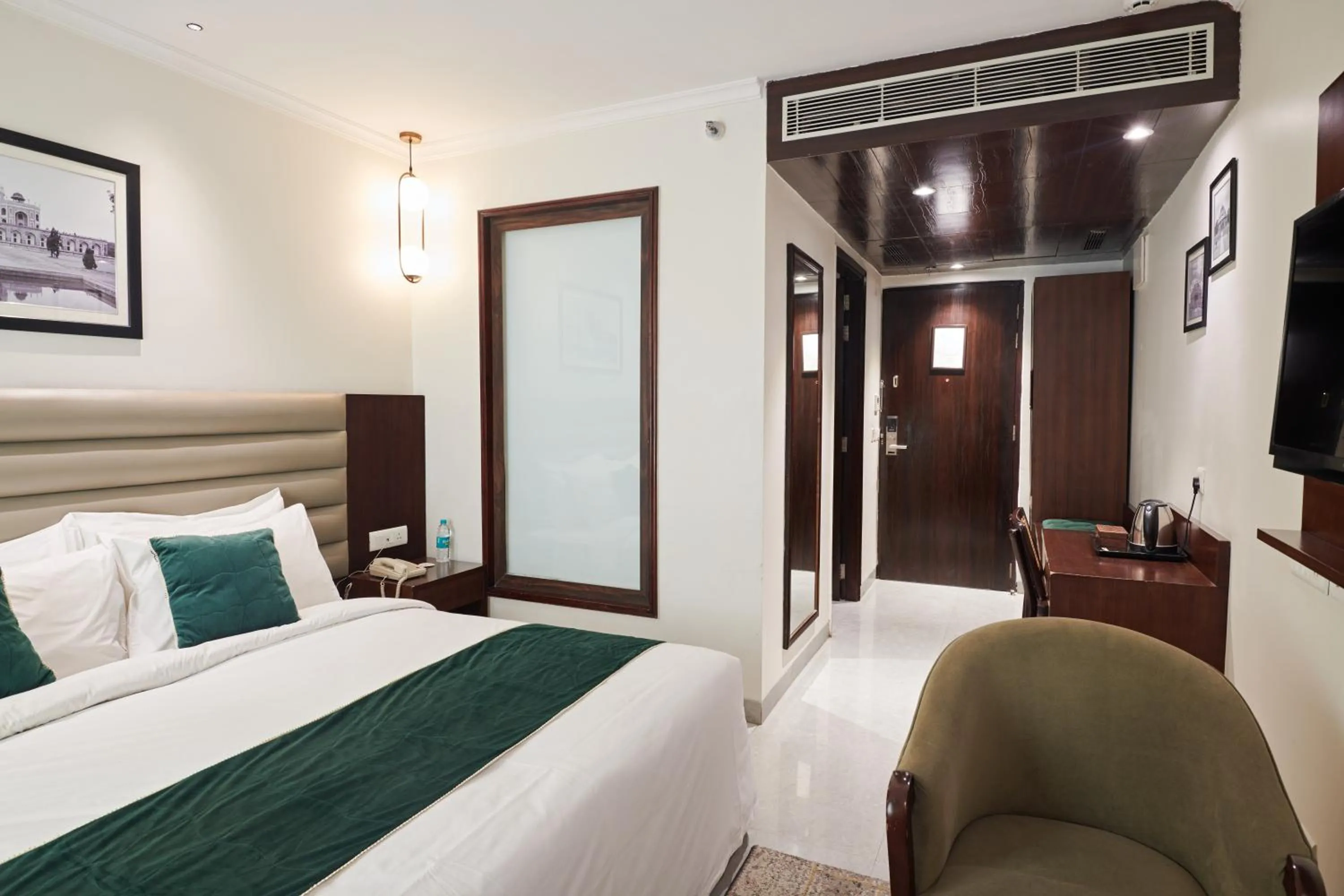 Bedroom, Bed in Deventure Sarovar Portico Patel Nagar
