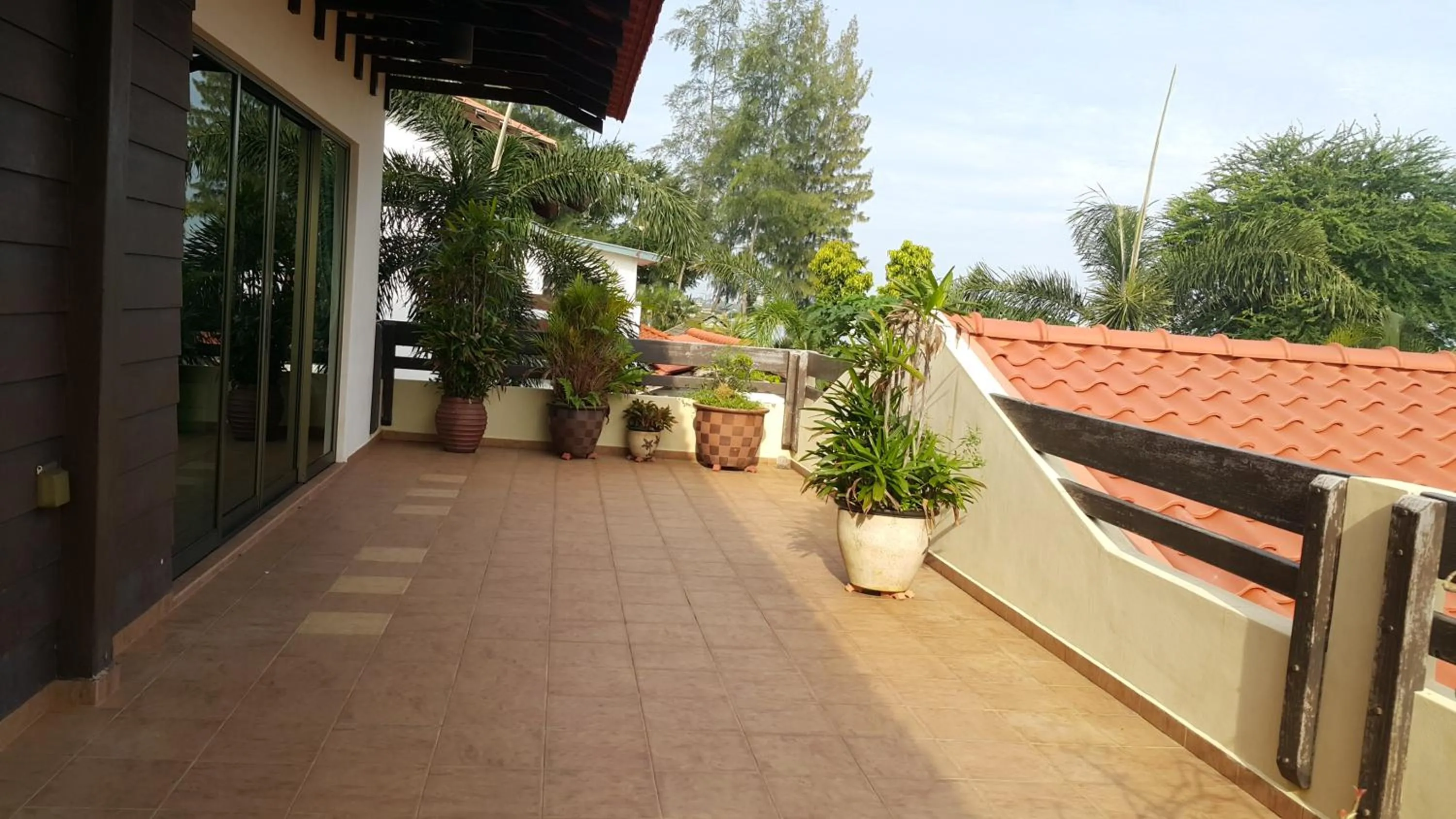 Six-Bedroom House in Melaka Beachfront Villa with Pool
