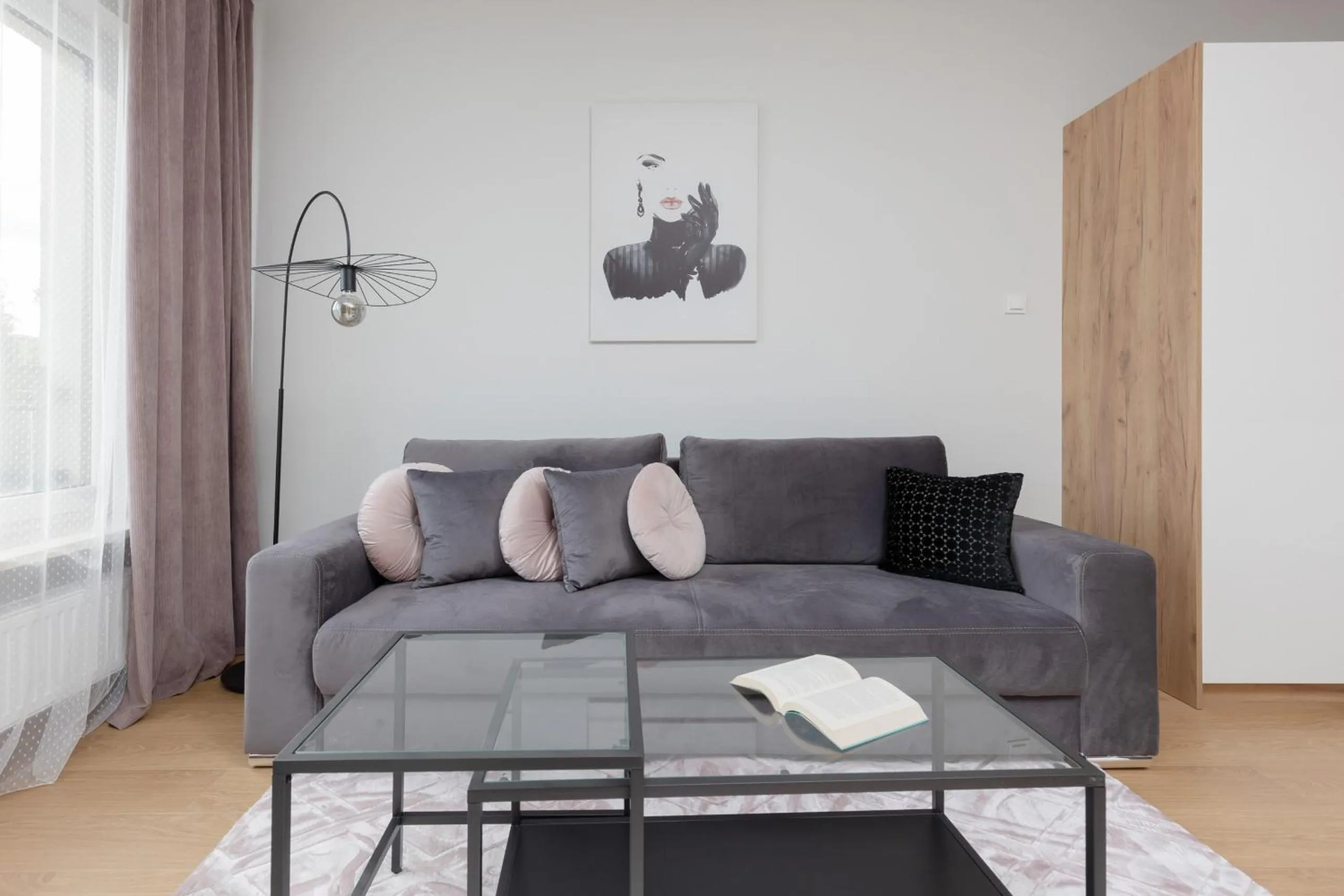 Metro Kondratowicza Warsaw Apartment with Parking by Noclegi Renters