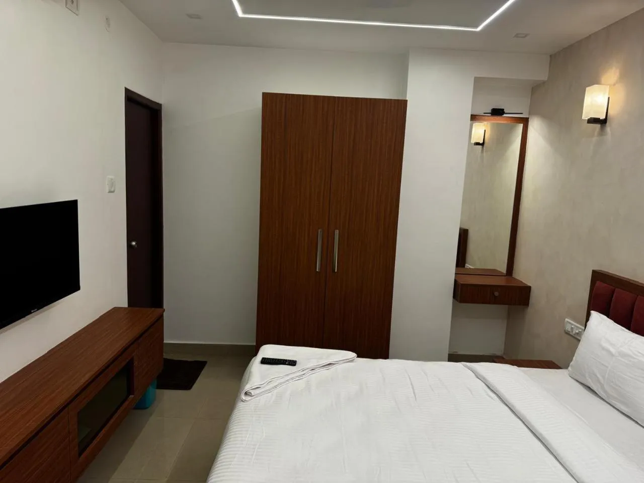 Bed in Hotel Royal Luxe - US consulate, Apollo hospital, Sankara natralya