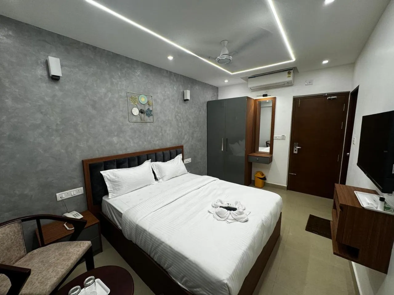 TV and multimedia in Hotel Royal Luxe - US consulate, Apollo hospital, Sankara natralya