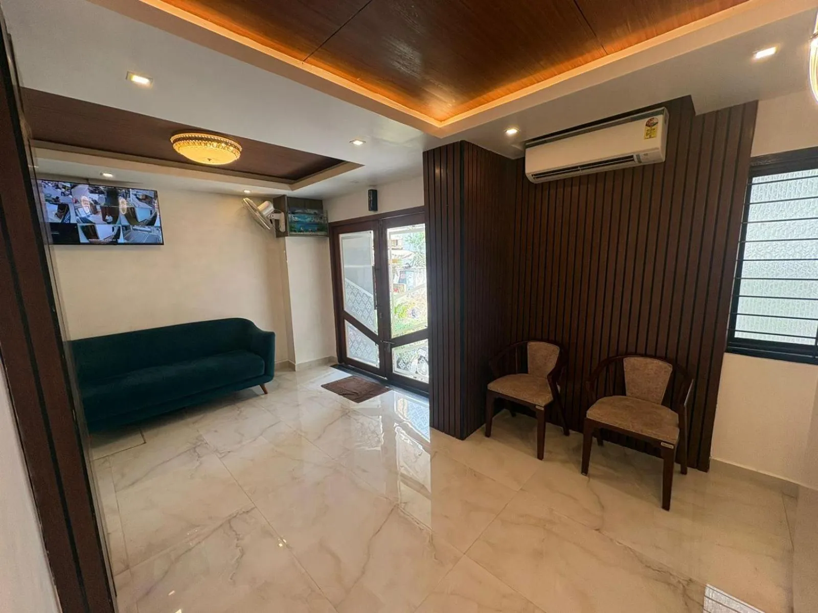 Lobby or reception in Hotel Royal Luxe - US consulate, Apollo hospital, Sankara natralya