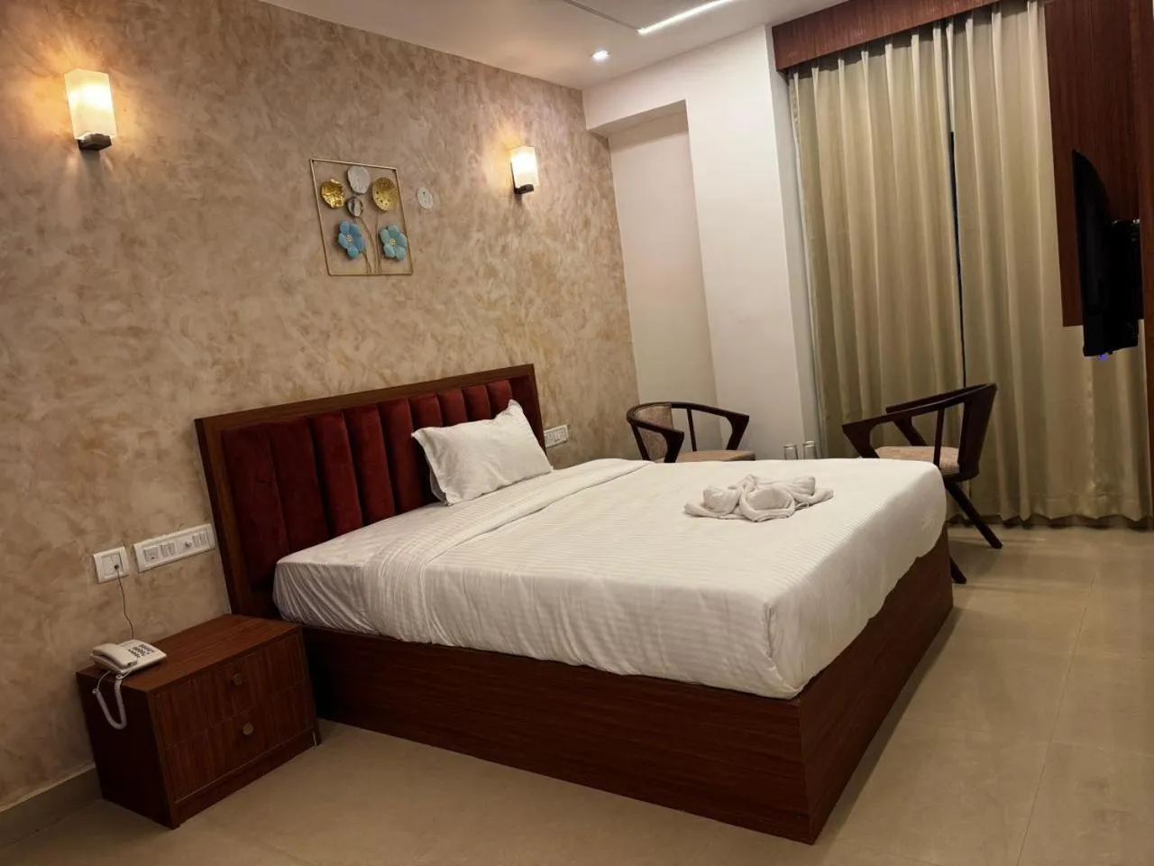 Bed in Hotel Royal Luxe - US consulate, Apollo hospital, Sankara natralya