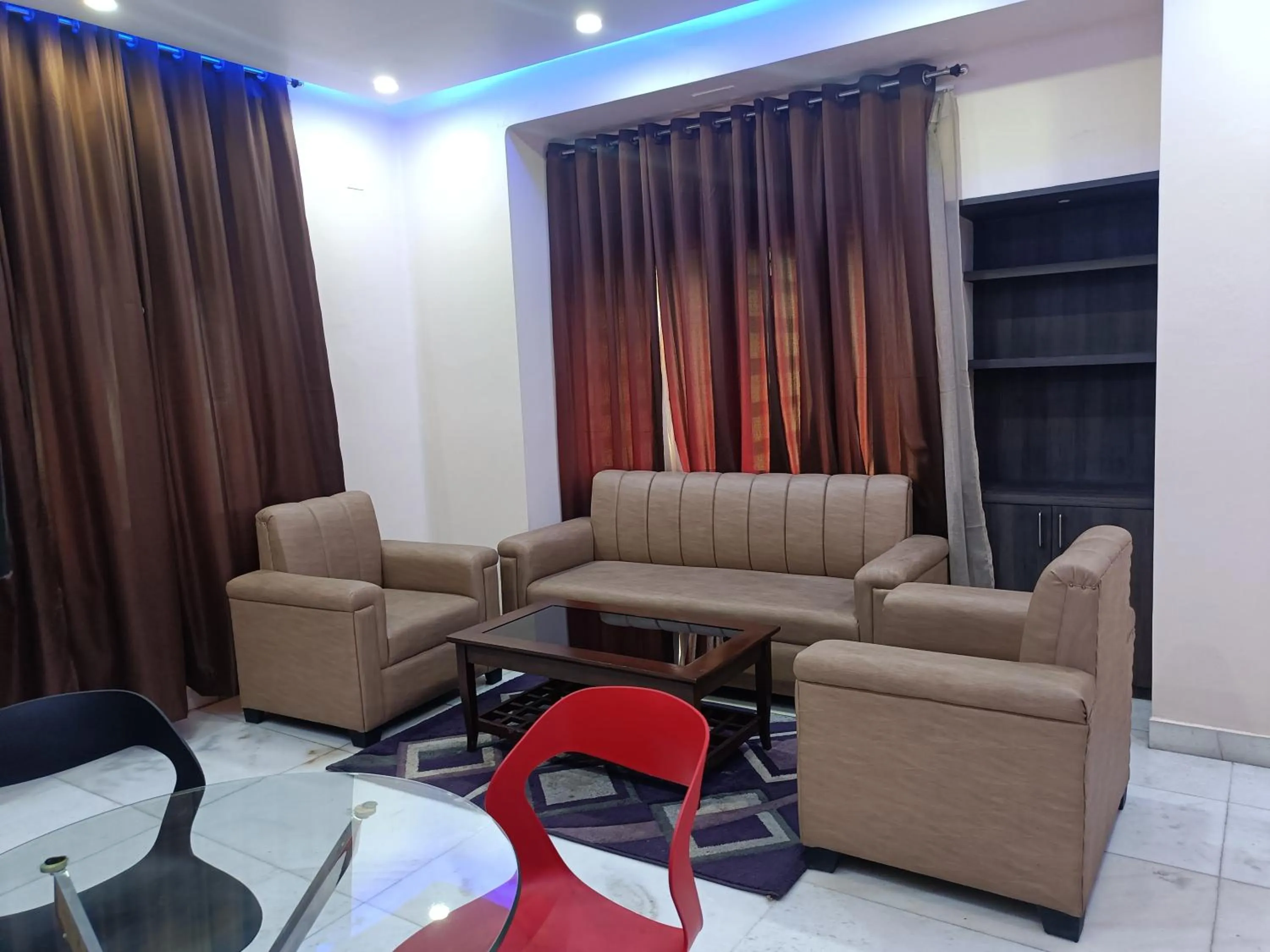 Living room in HOTEL SUDAKSHINA by ROH