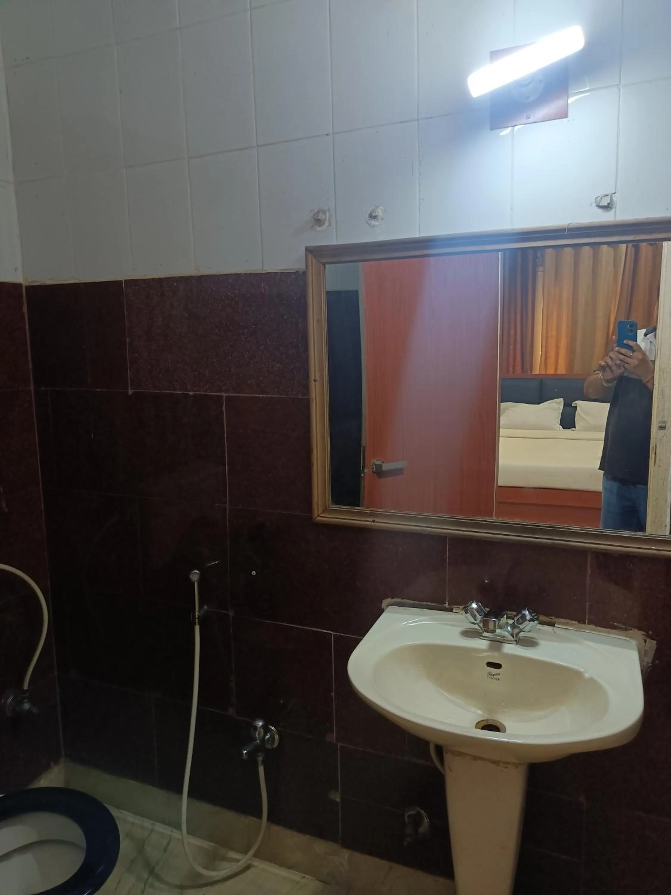 Bathroom in HOTEL SUDAKSHINA by ROH