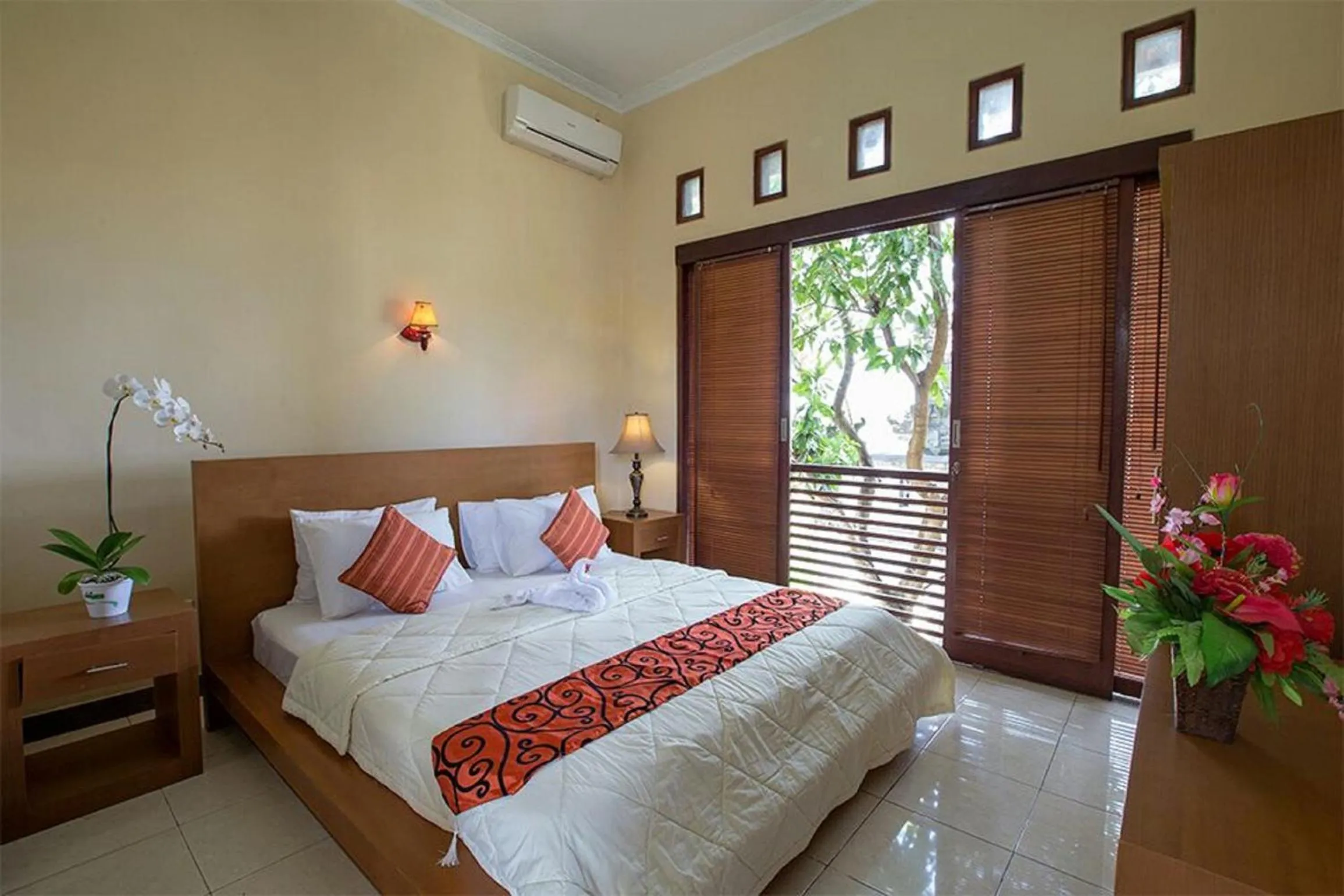 Photo of the whole room, Bed in Villa Chandra
