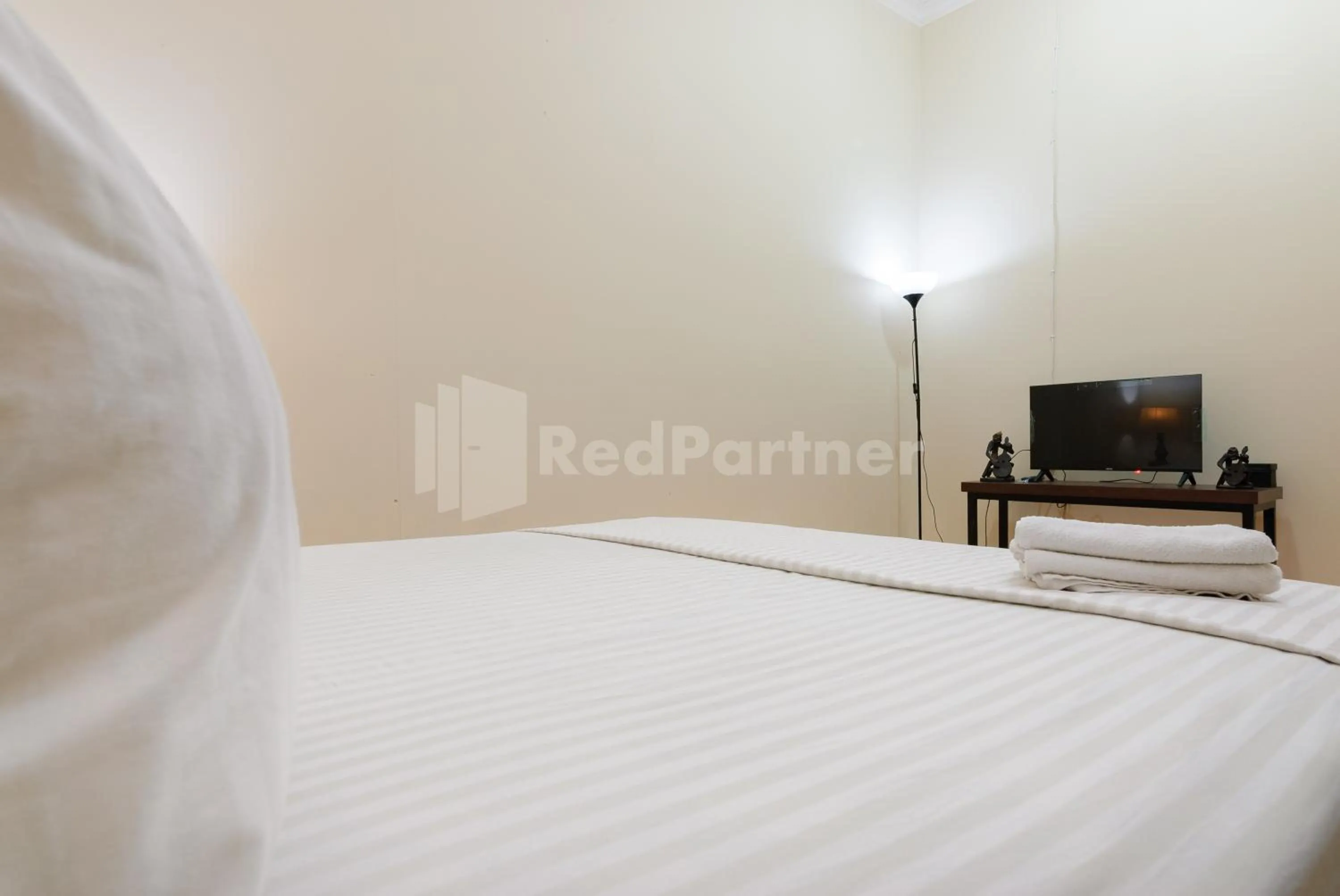 SR Residence near Mall Ciputra Cibubur Mitra RedDoorz