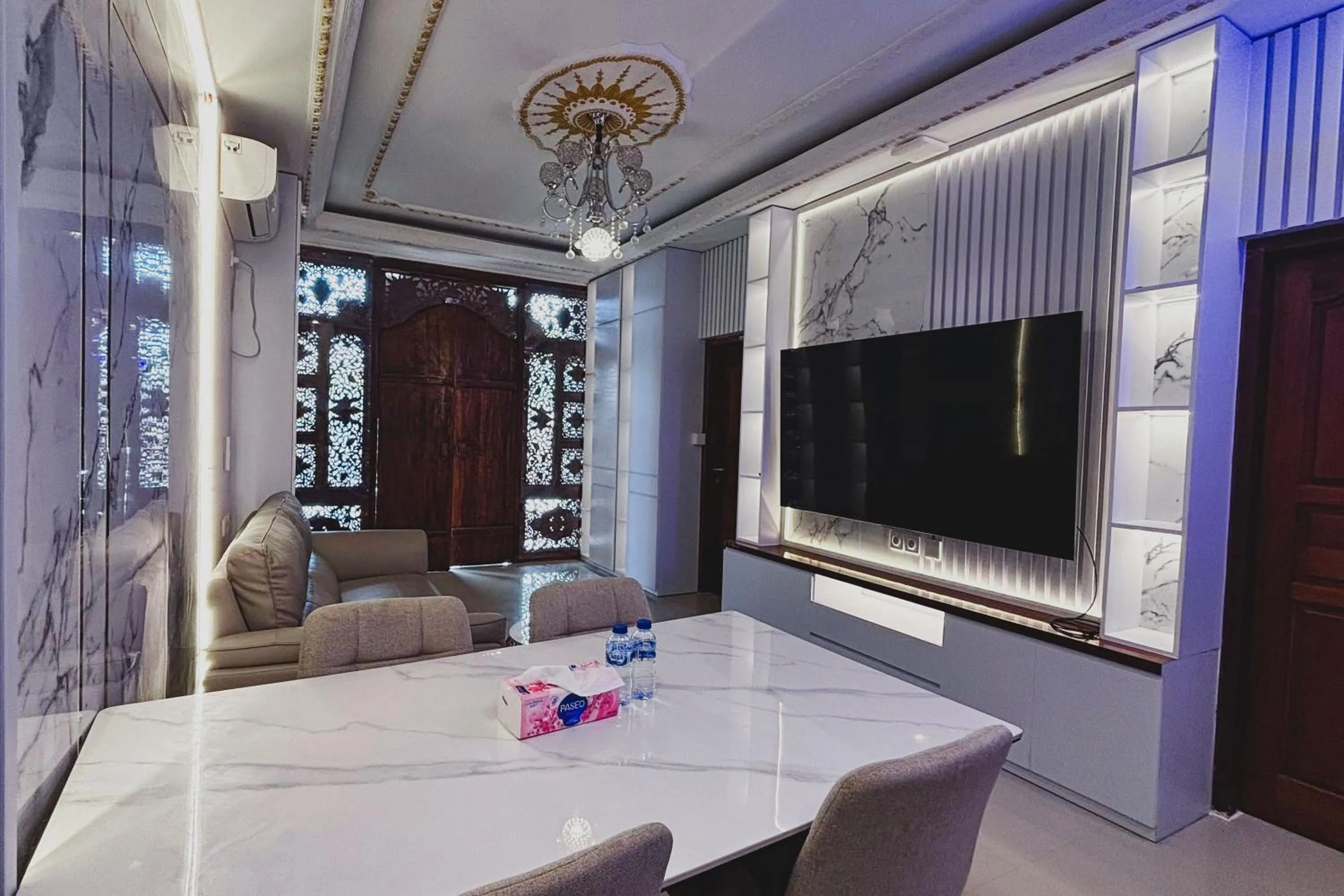 Communal lounge/ TV room in The Wahyu Villa Uluwatu