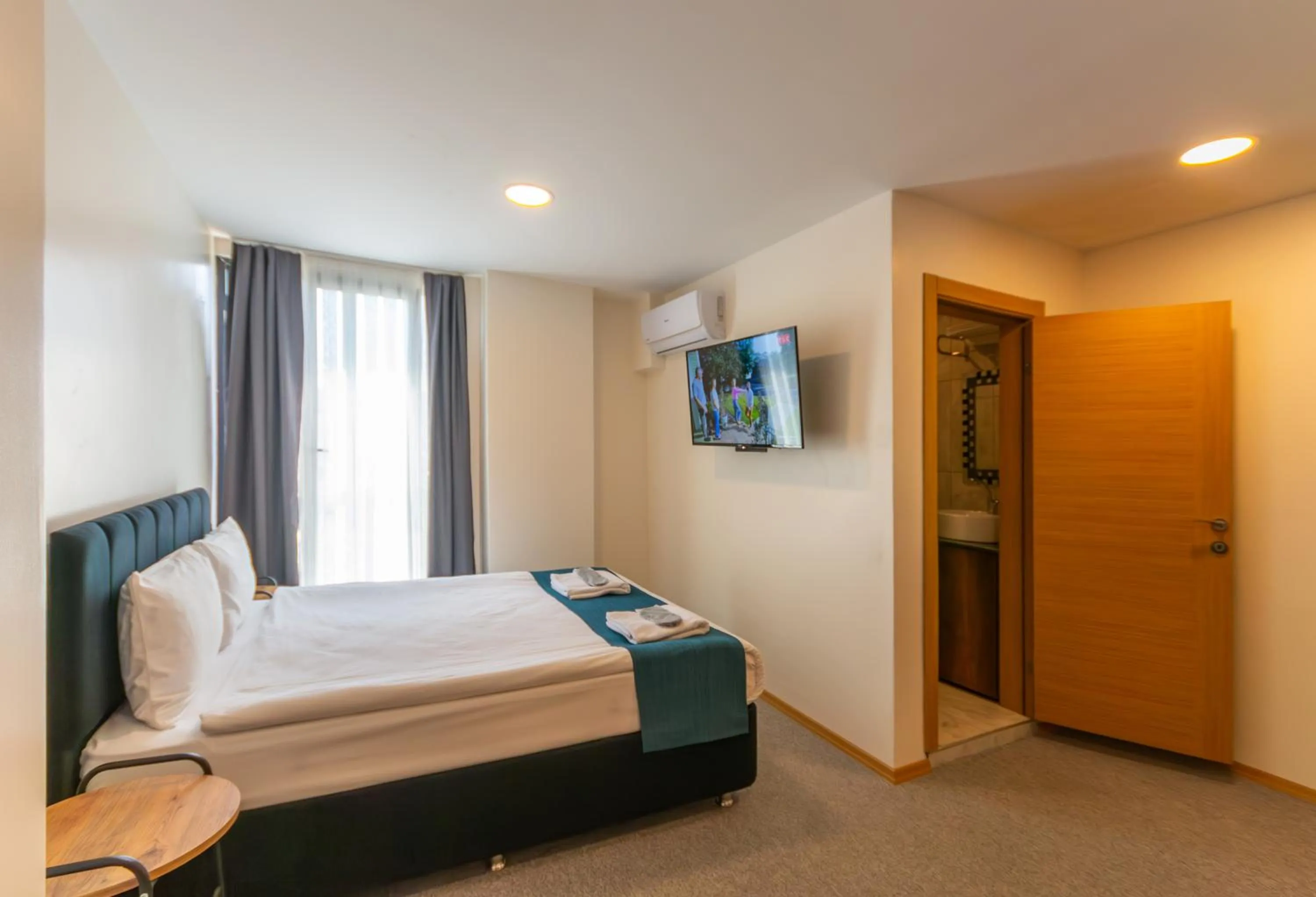 Photo of the whole room, Bed in New Garden Airport Hotel