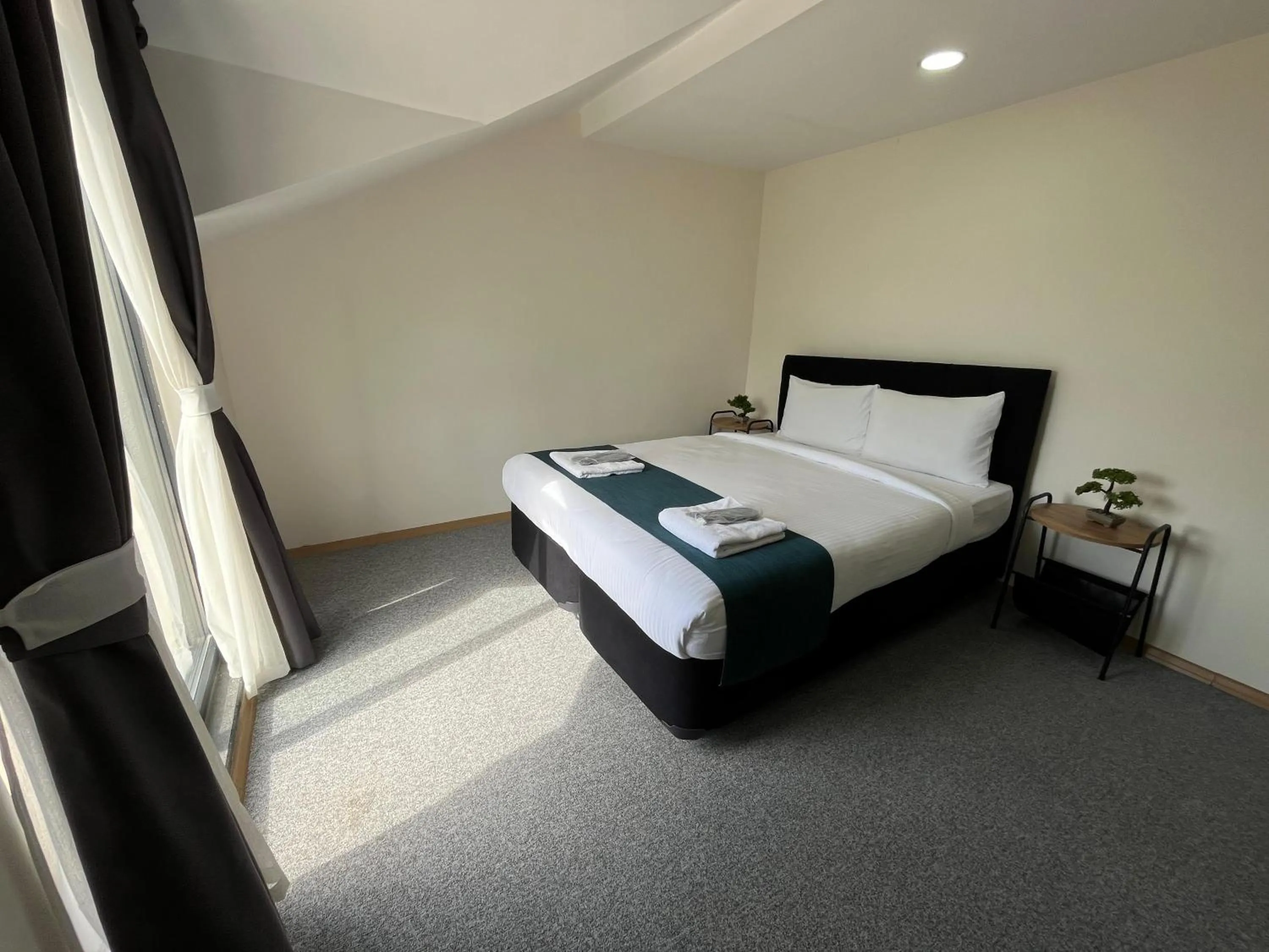 Photo of the whole room, Bed in New Garden Airport Hotel