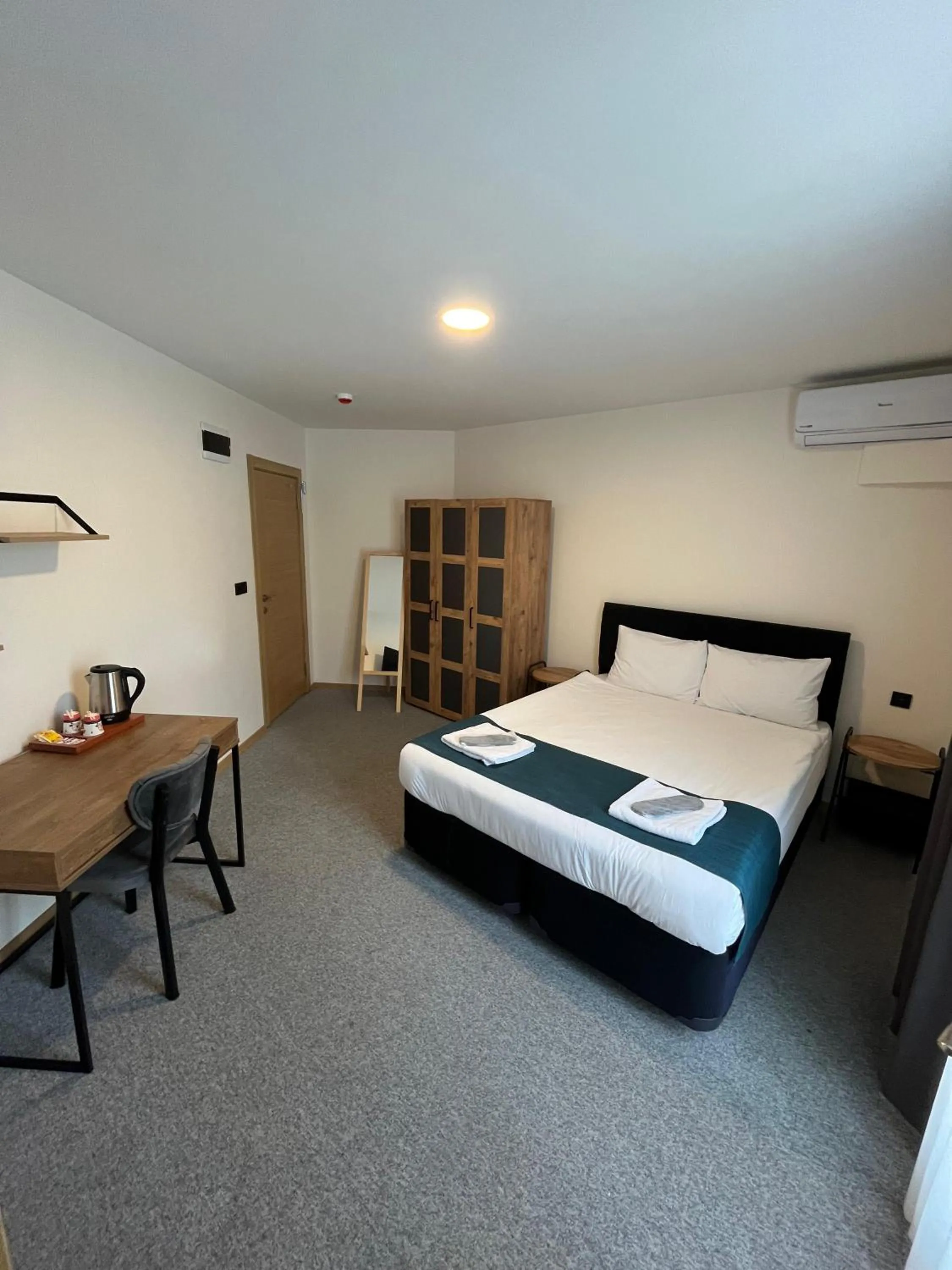 Photo of the whole room, Bed in New Garden Airport Hotel