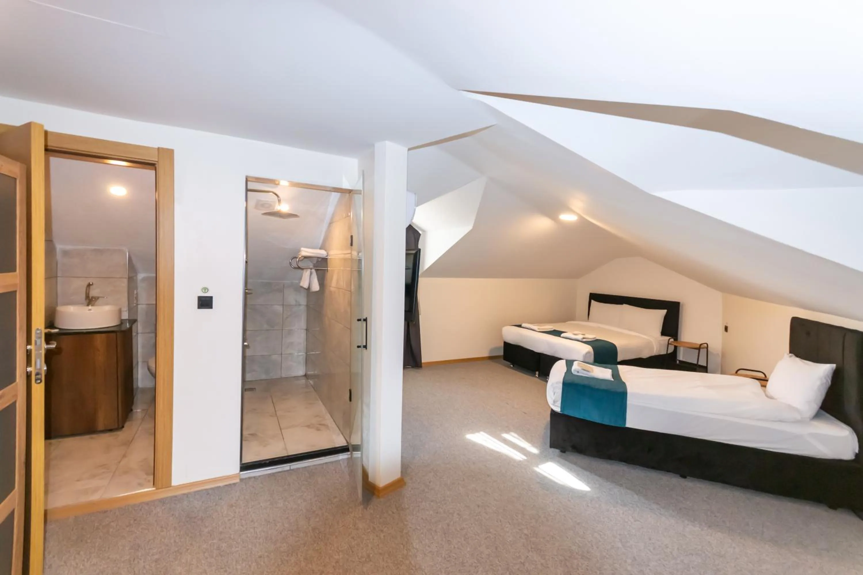 Photo of the whole room, Bed in New Garden Airport Hotel