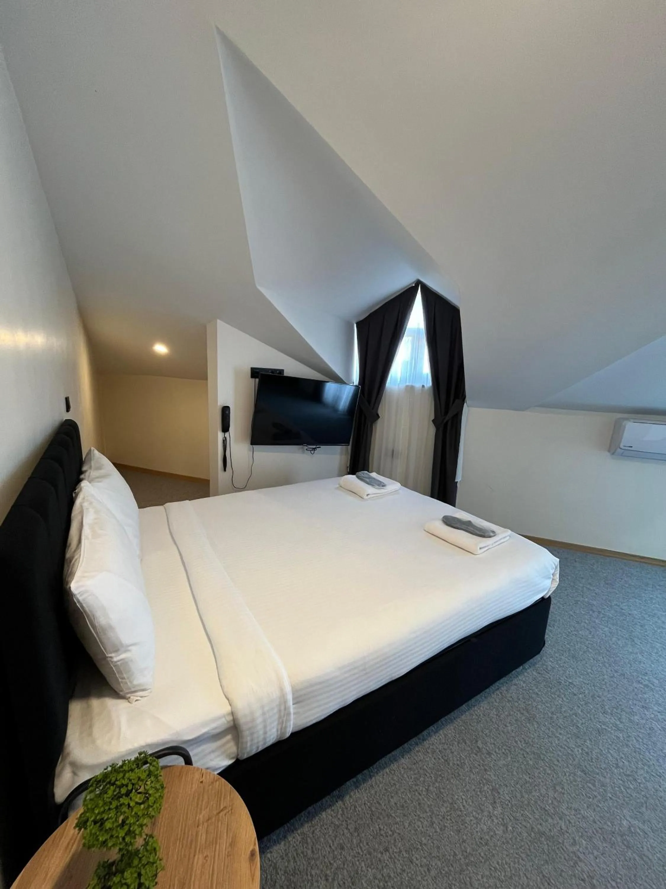 Photo of the whole room, Bed in New Garden Airport Hotel