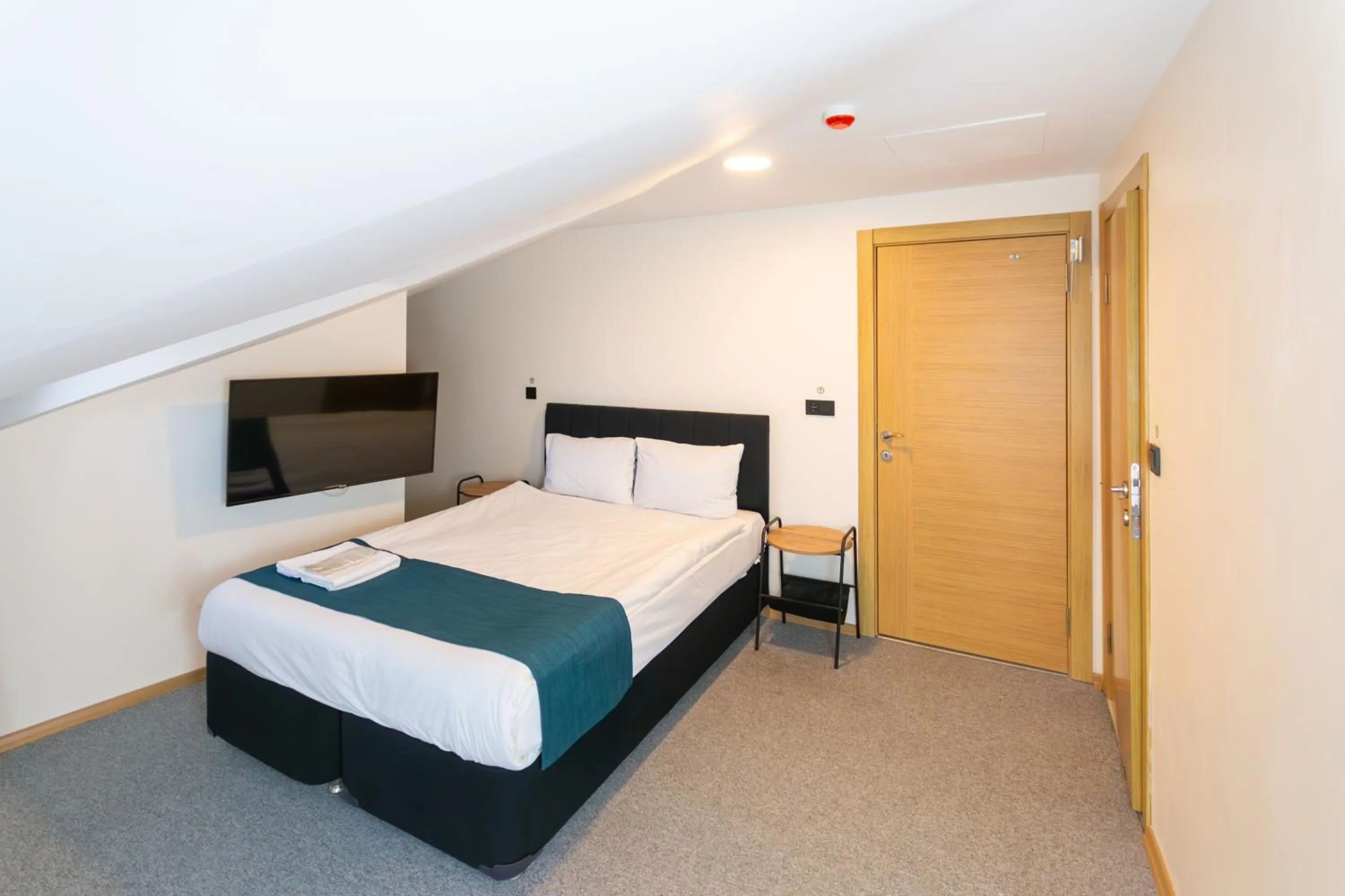 Photo of the whole room, Bed in New Garden Airport Hotel