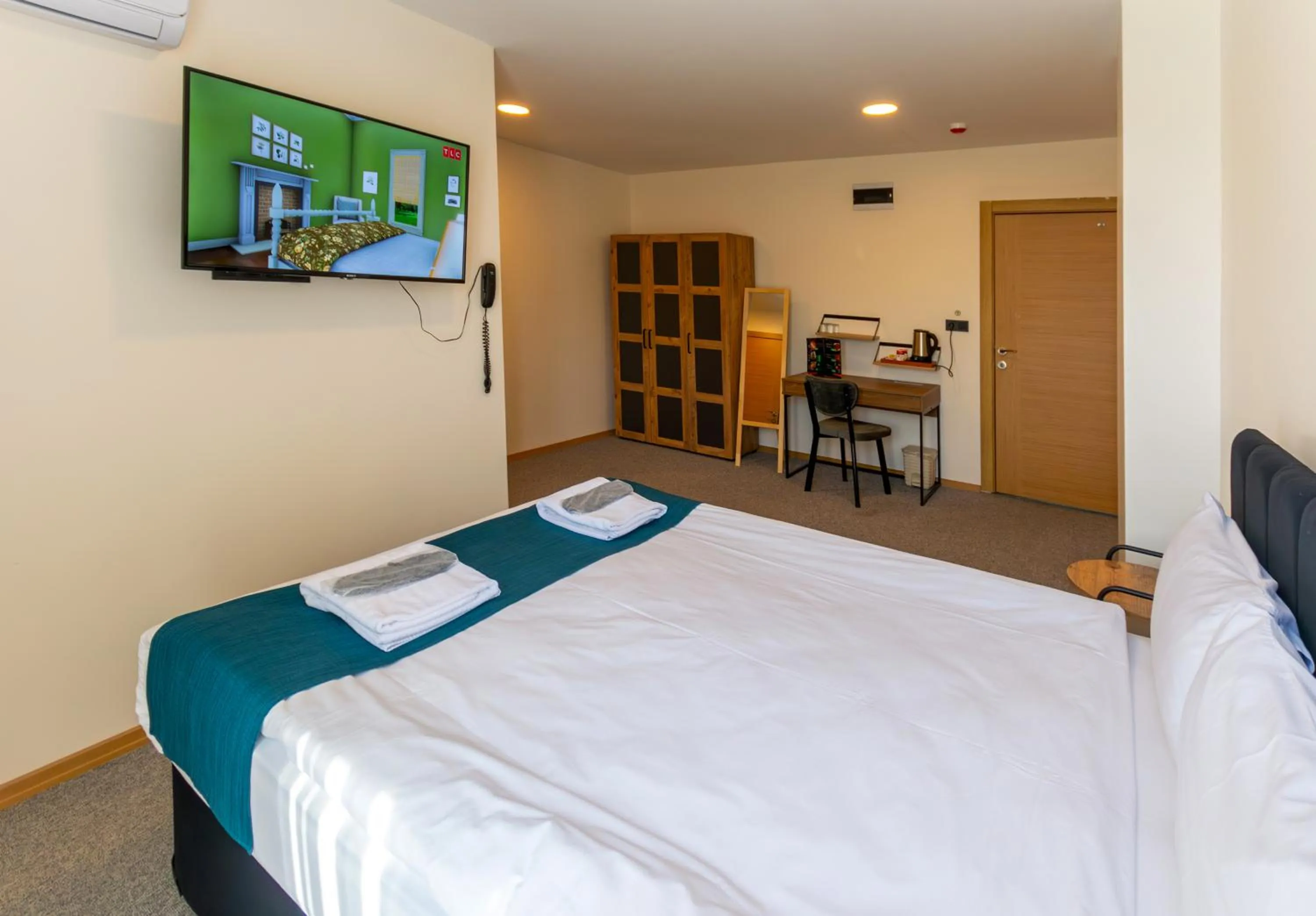 Photo of the whole room, Bed in New Garden Airport Hotel