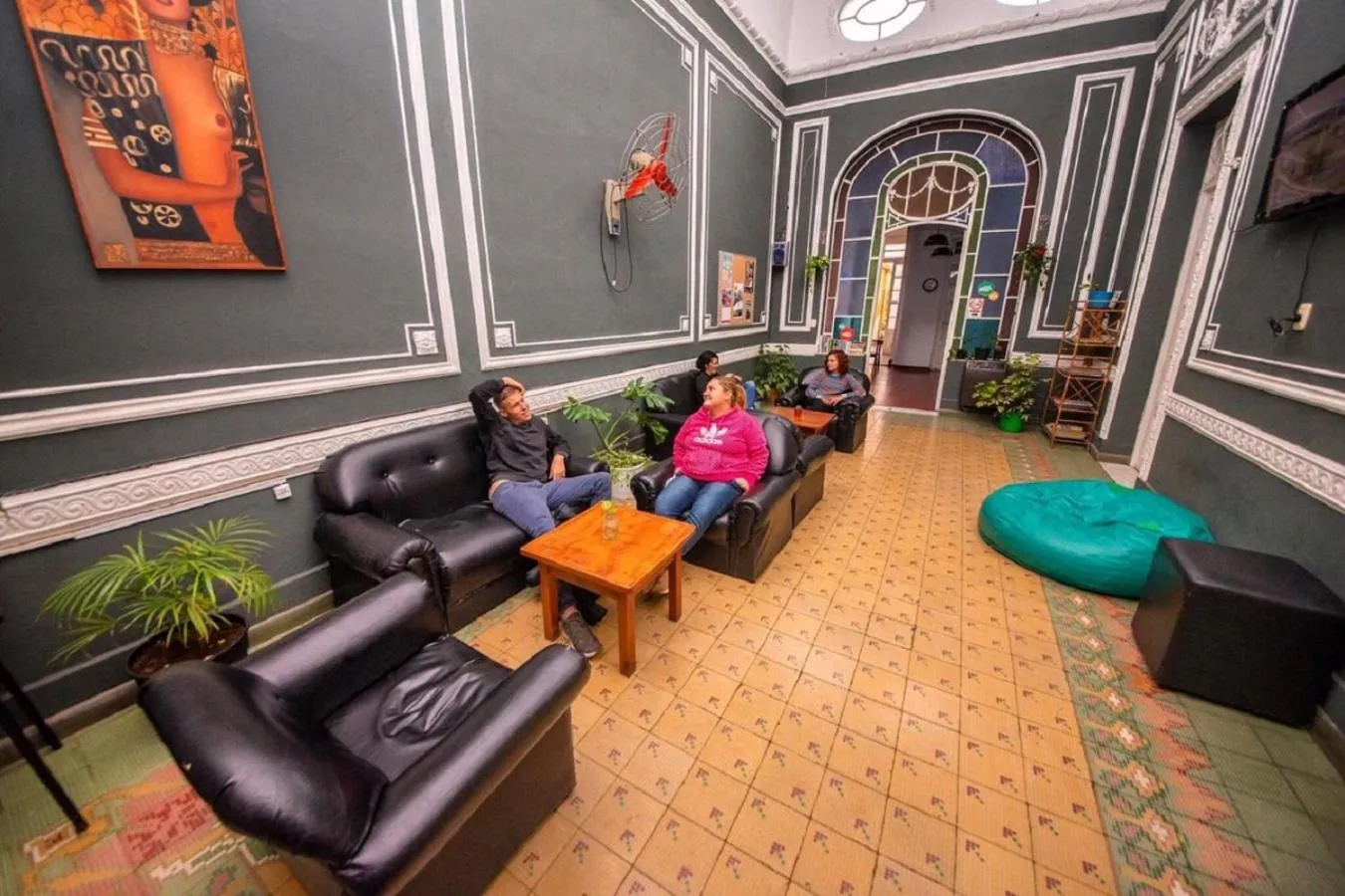 Communal lounge/ TV room in Hostel Alvear