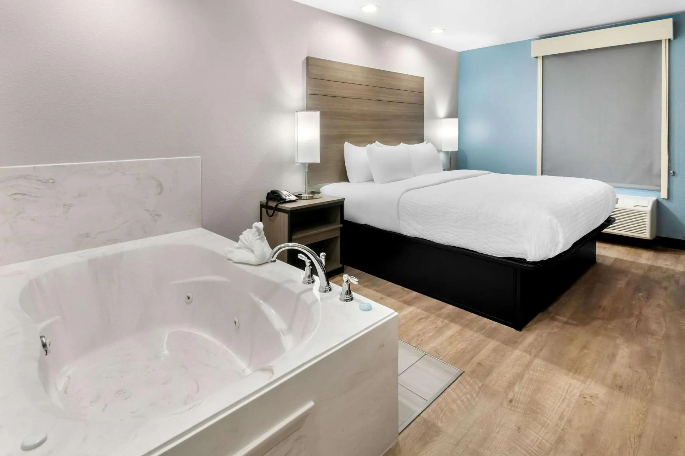 Bedroom, Bed in Clarion Pointe