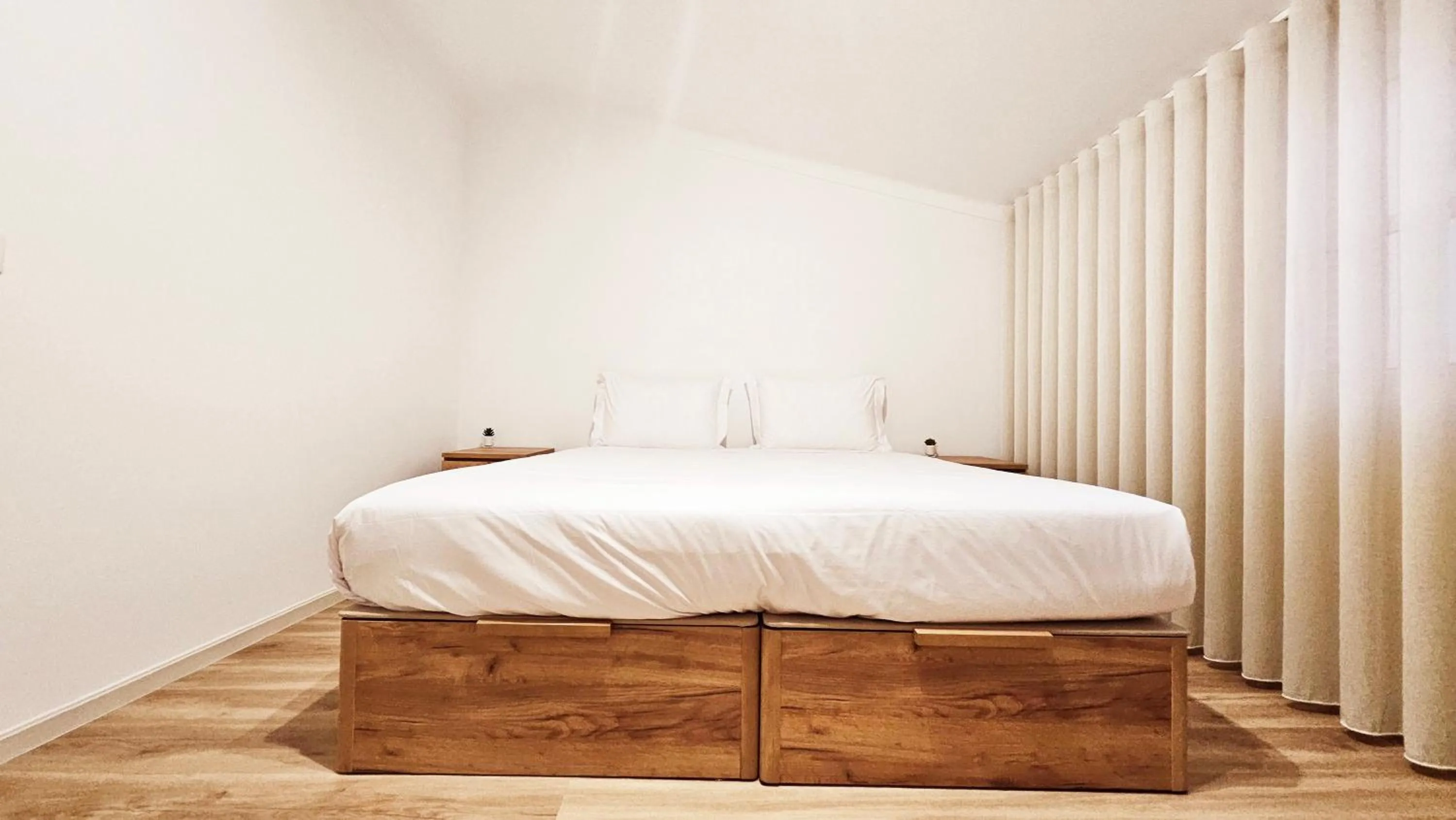 Double or Twin Room with Private Bathroom - single occupancy in Rooms4you 3 in historic center of Braga
