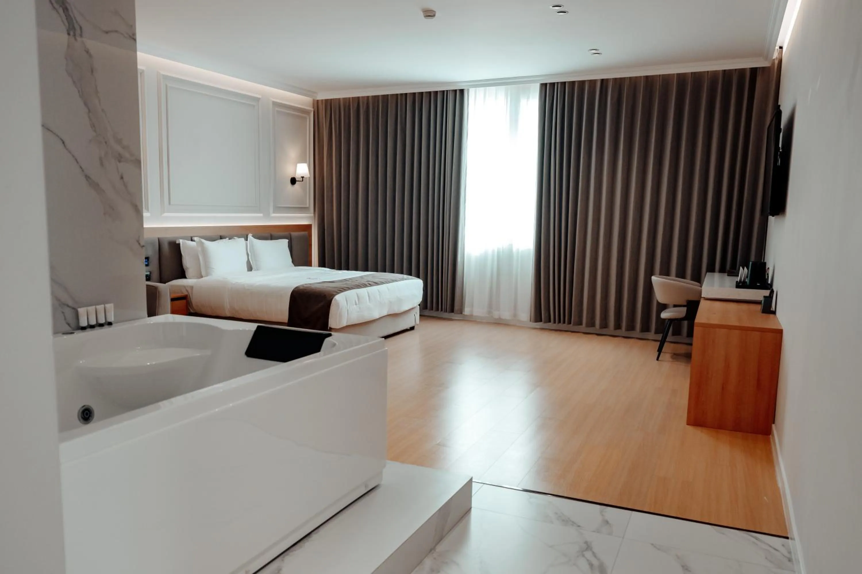 Photo of the whole room, Bed in Holiday Hotel