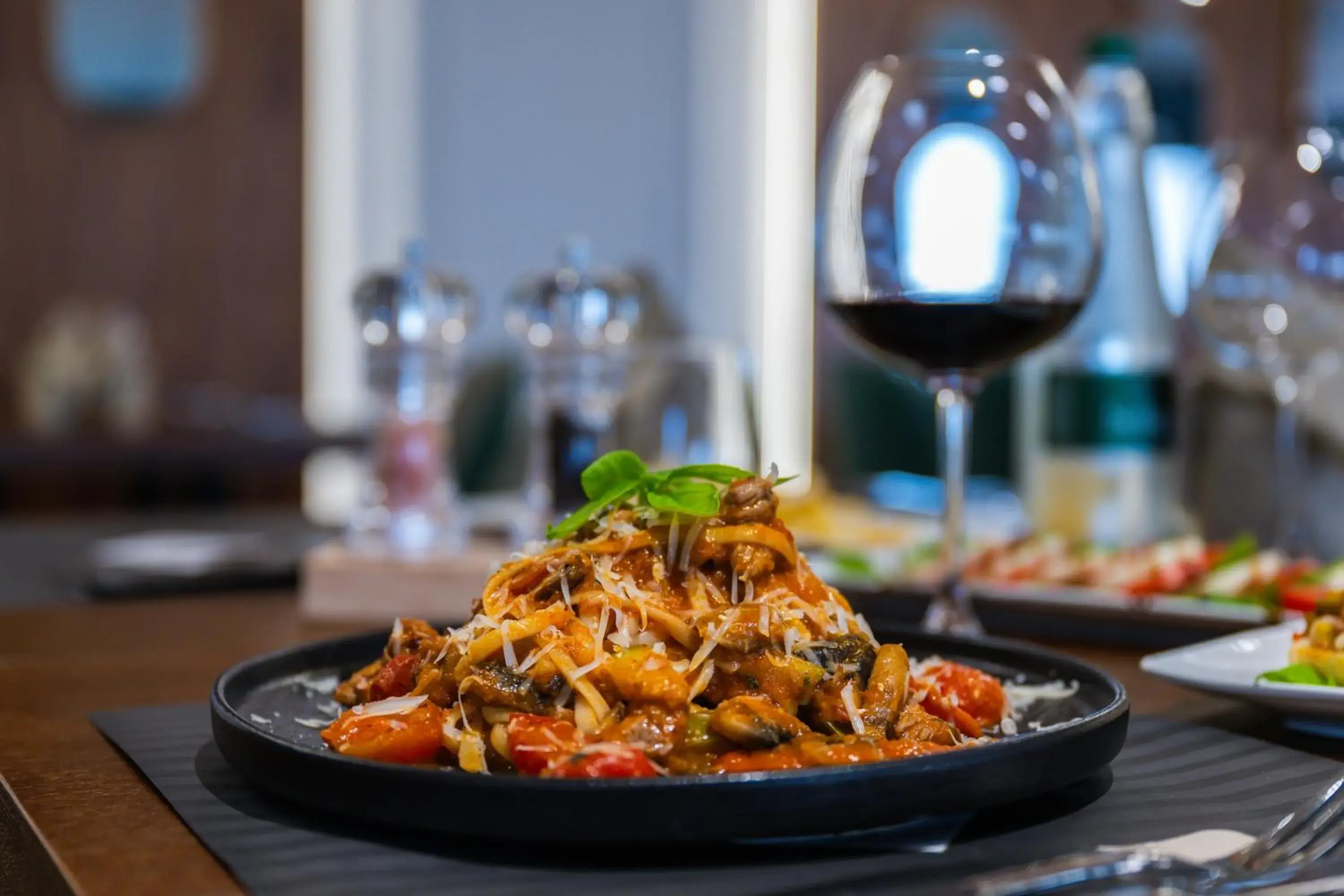 Restaurant/places to eat in Holiday Hotel Restaurant/places to eat in Holiday Hotel