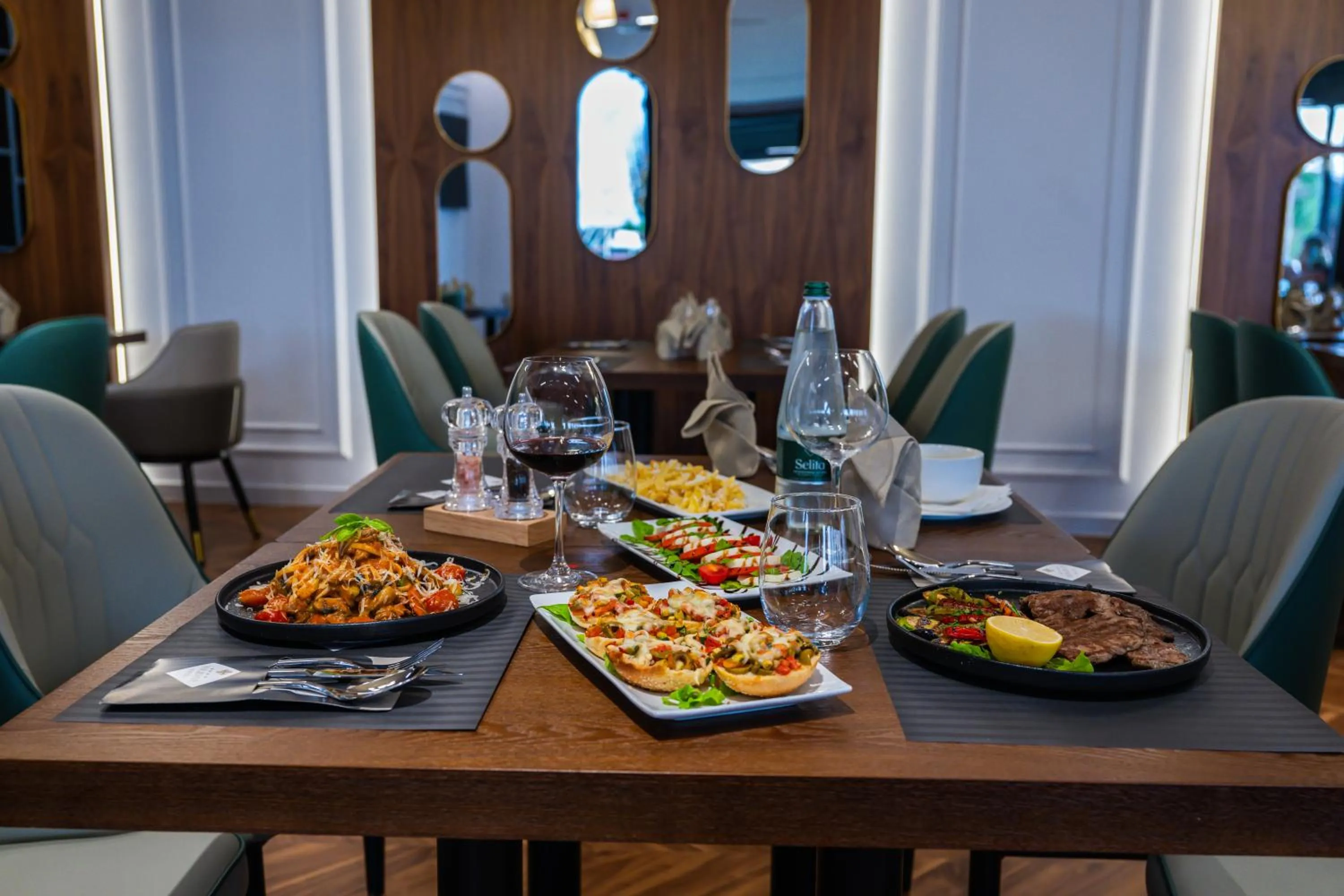 Restaurant/places to eat in Holiday Hotel