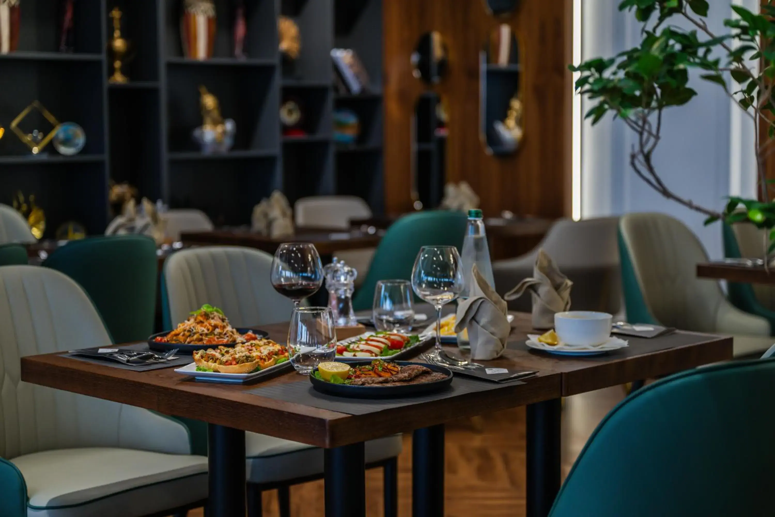 Restaurant/places to eat in Holiday Hotel Restaurant/places to eat in Holiday Hotel