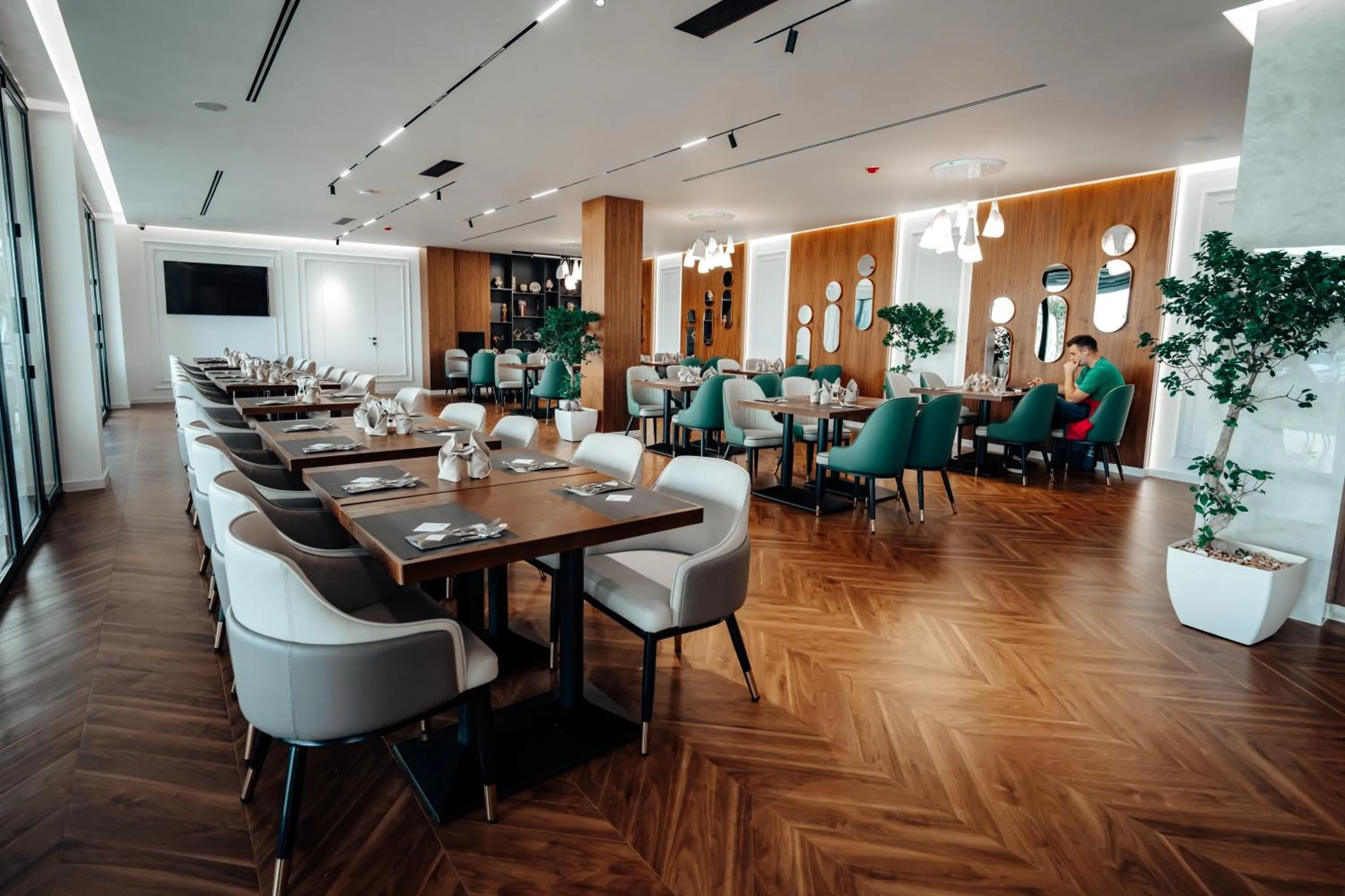 Restaurant/places to eat in Holiday Hotel