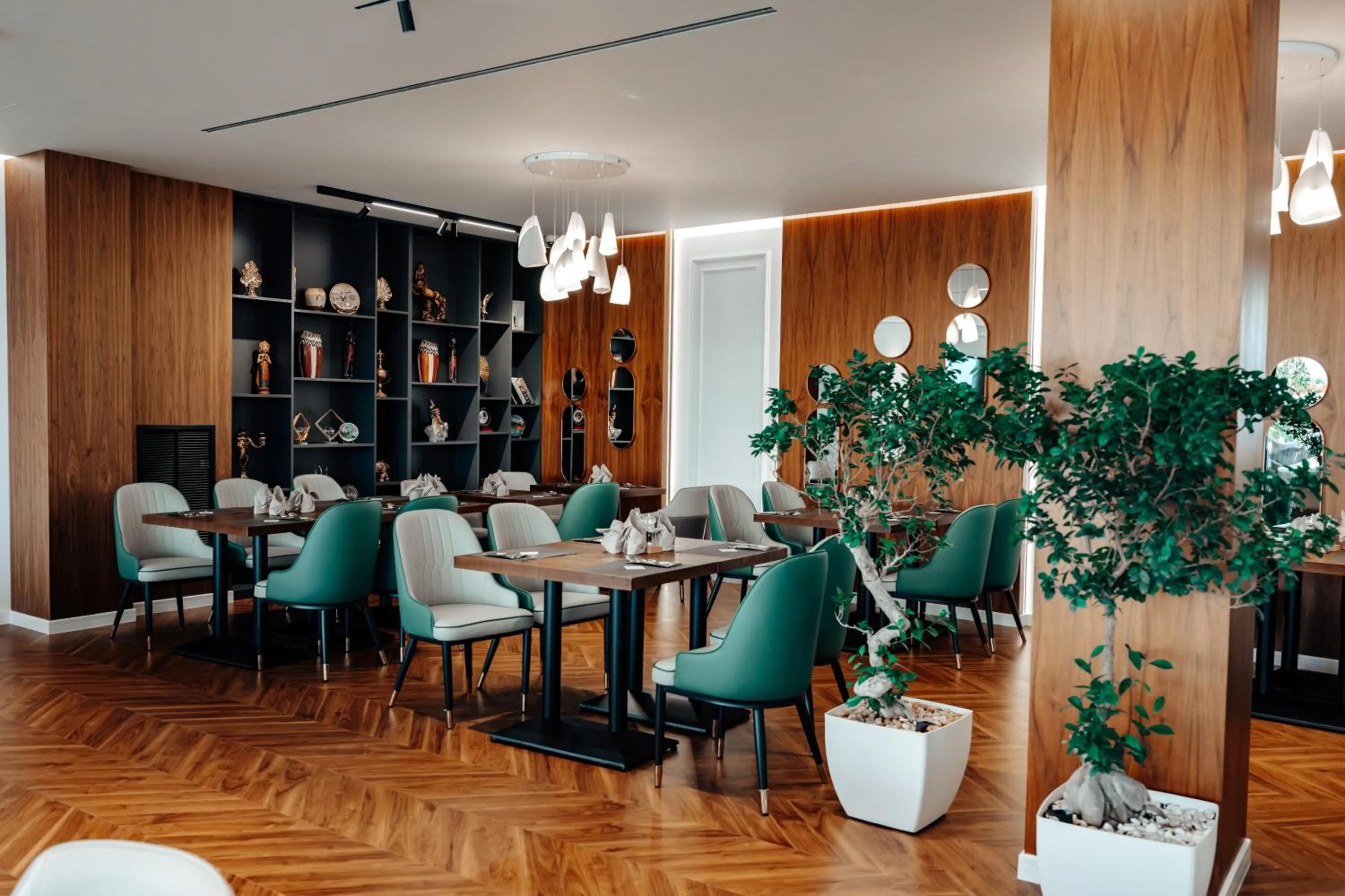 Restaurant/places to eat in Holiday Hotel