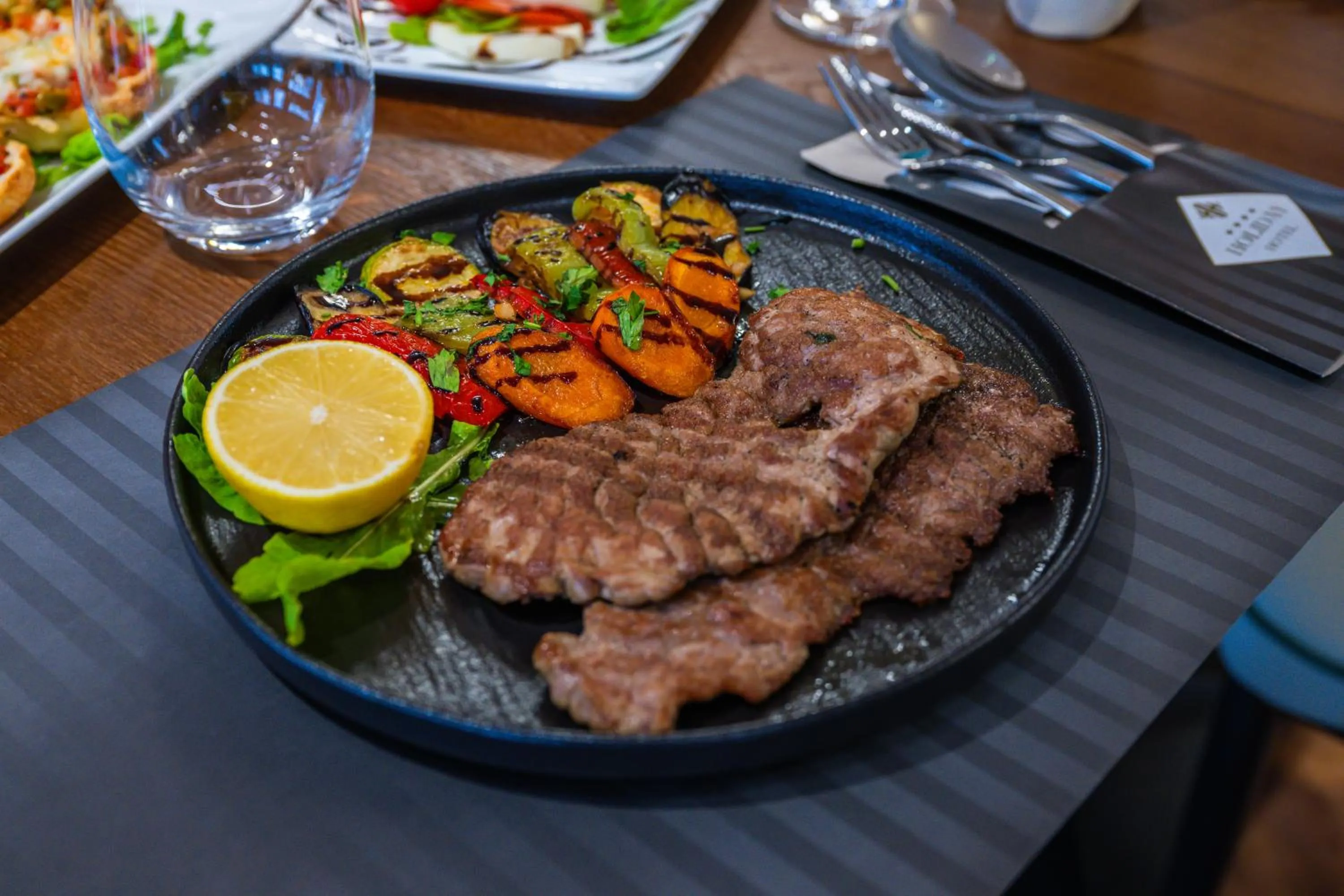 Restaurant/places to eat in Holiday Hotel