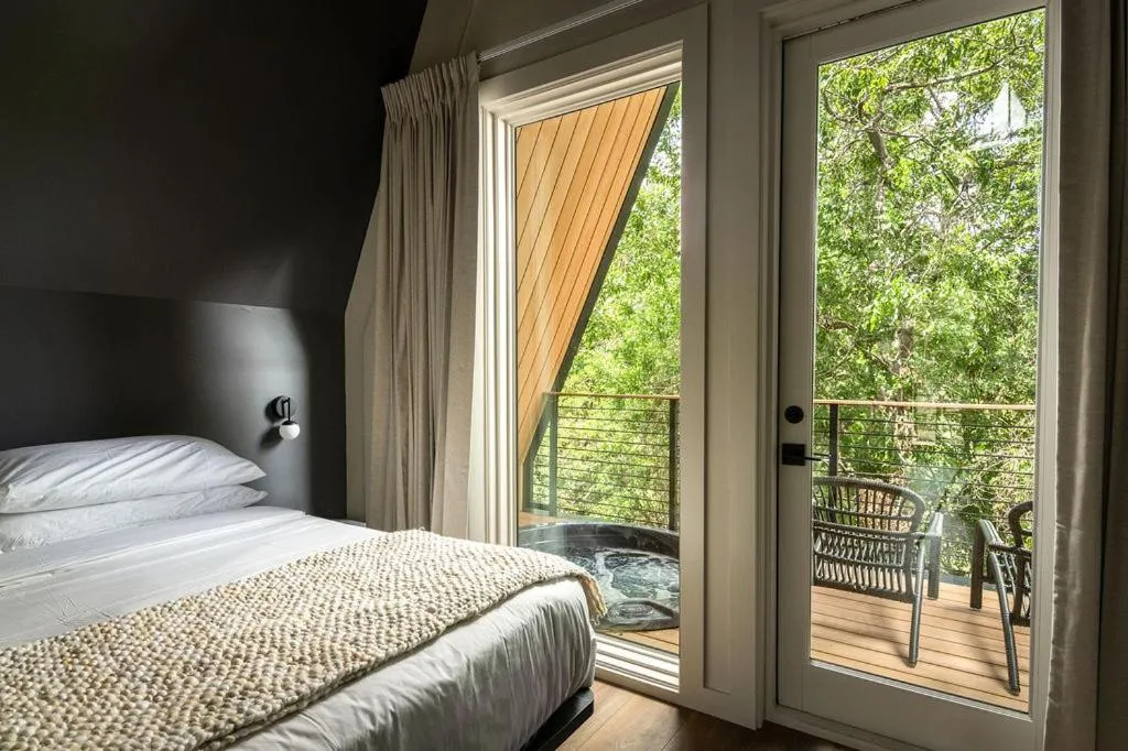 Bedroom, Bed in Onera Fredericksburg