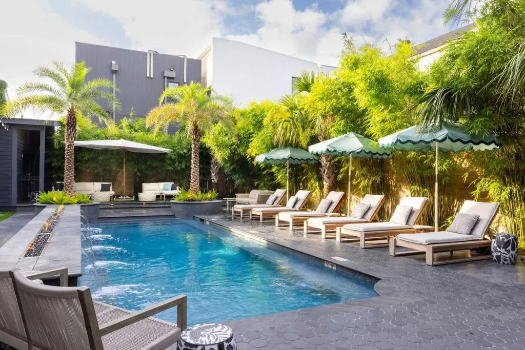 Swimming pool in Blackbird Hotel