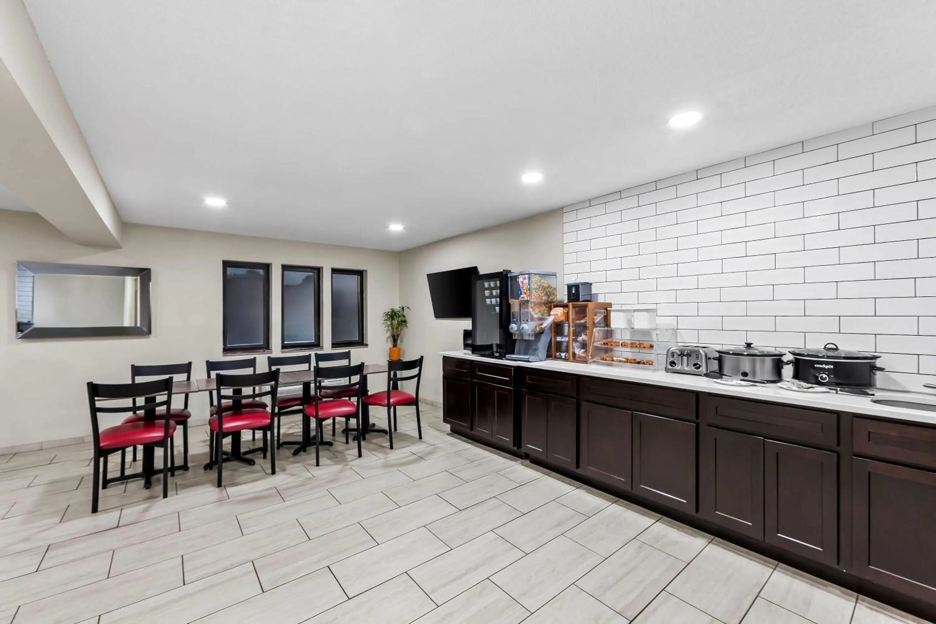 Restaurant/places to eat in Super 8 by Wyndham Marston