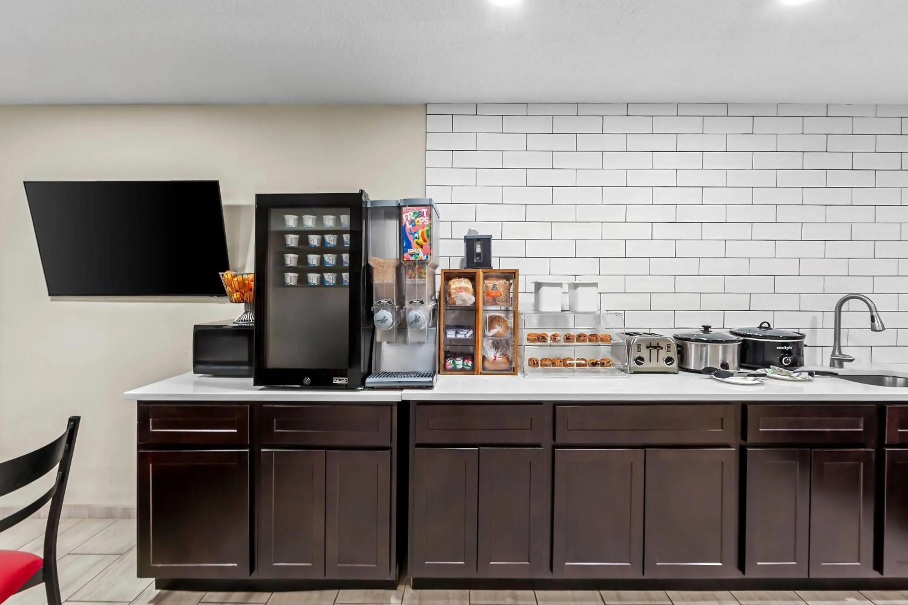 Restaurant/places to eat in Super 8 by Wyndham Marston