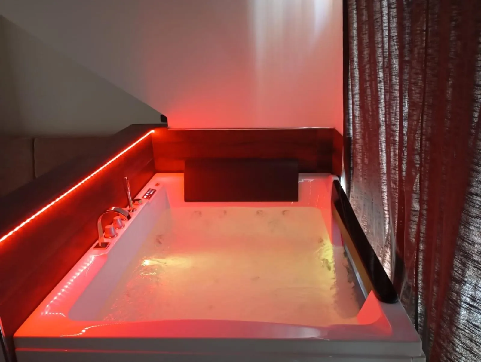 Hot Tub in B&B Villa Lidia