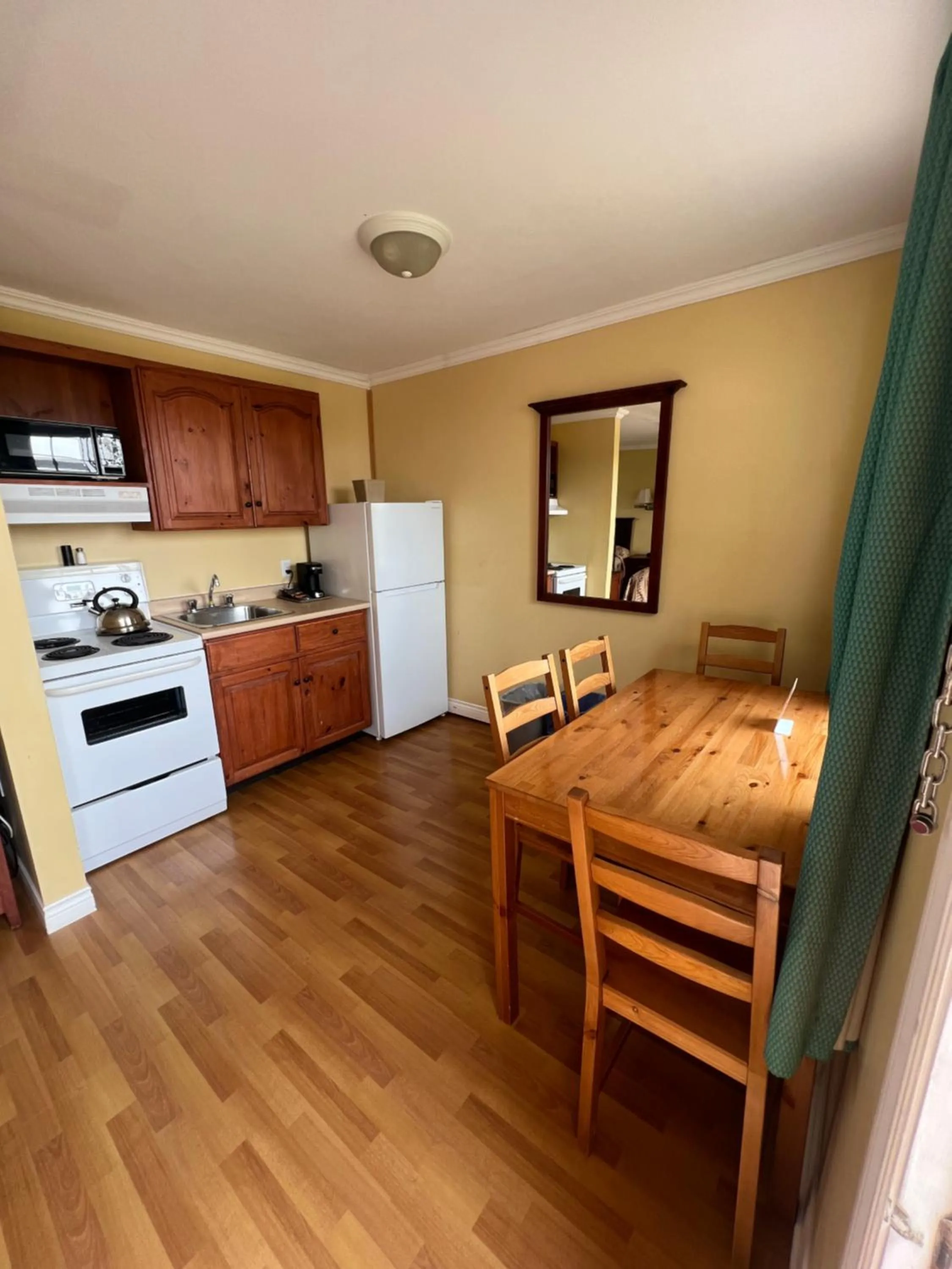 Kitchen or kitchenette in The Cavendish Motel