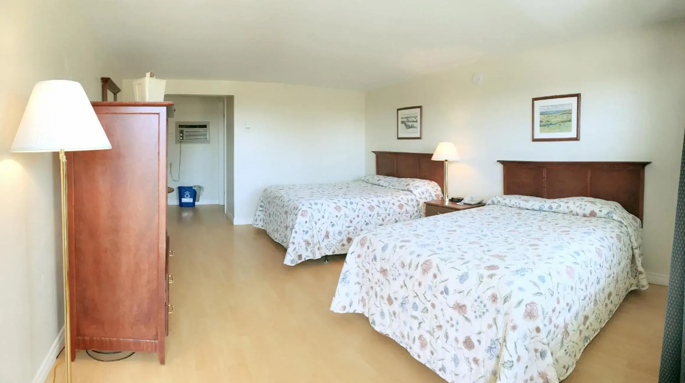 Queen Room with Two Queen Beds in The Cavendish Motel Queen Room with Two Queen Beds in The Cavendish Motel