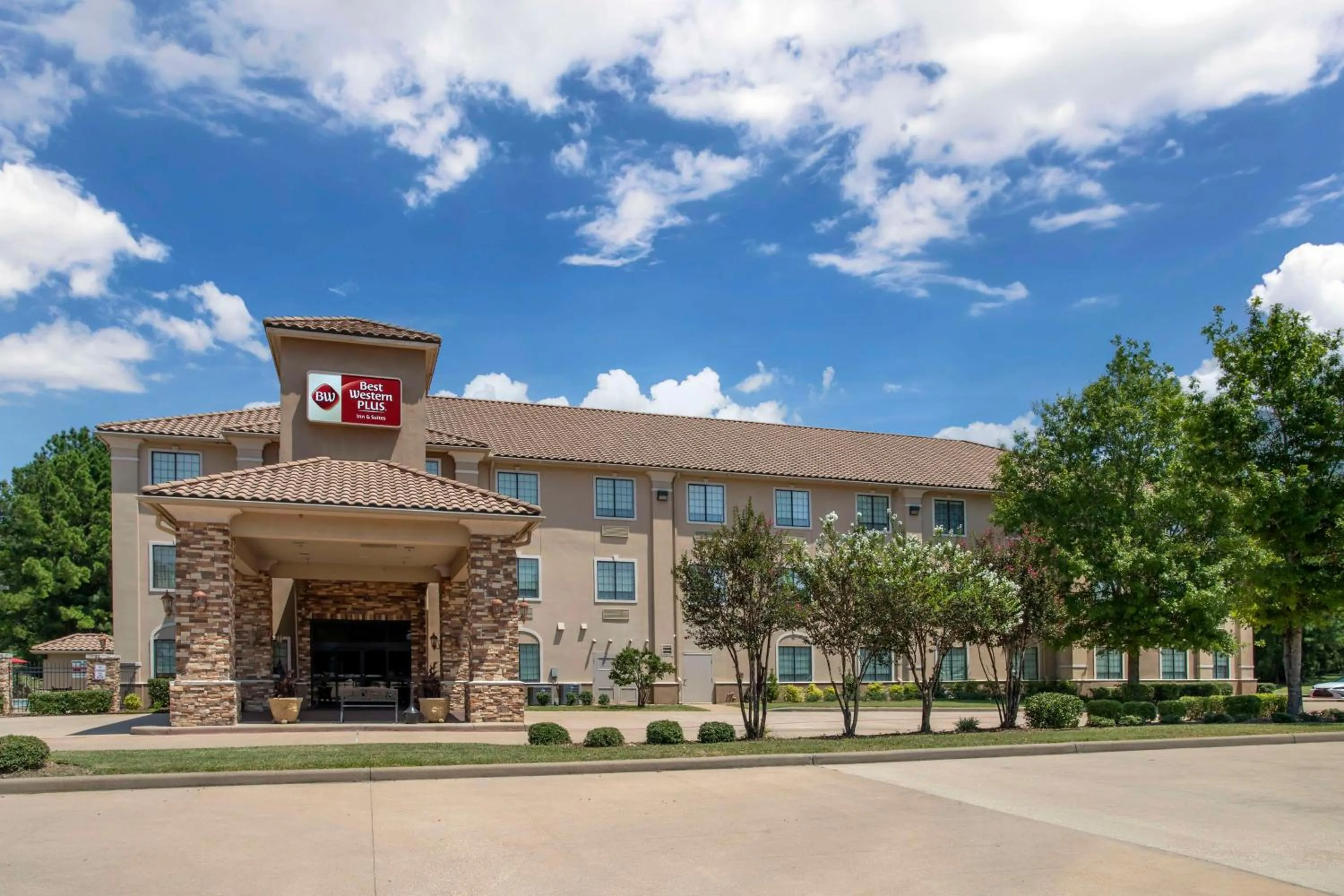 Property building in Best Western Plus Crown Colony Inn & Suites