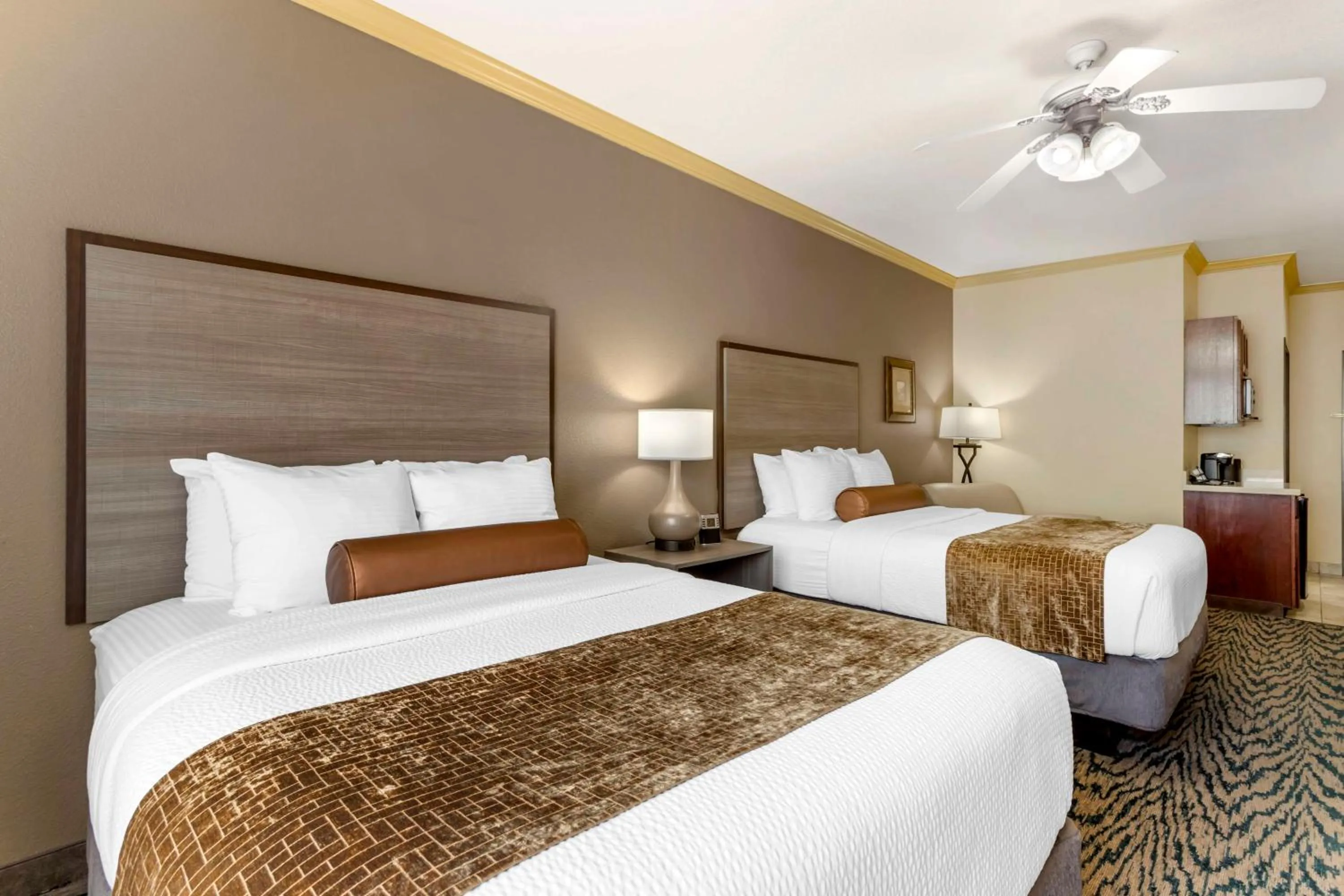 Photo of the whole room, Bed in Best Western Plus Crown Colony Inn & Suites