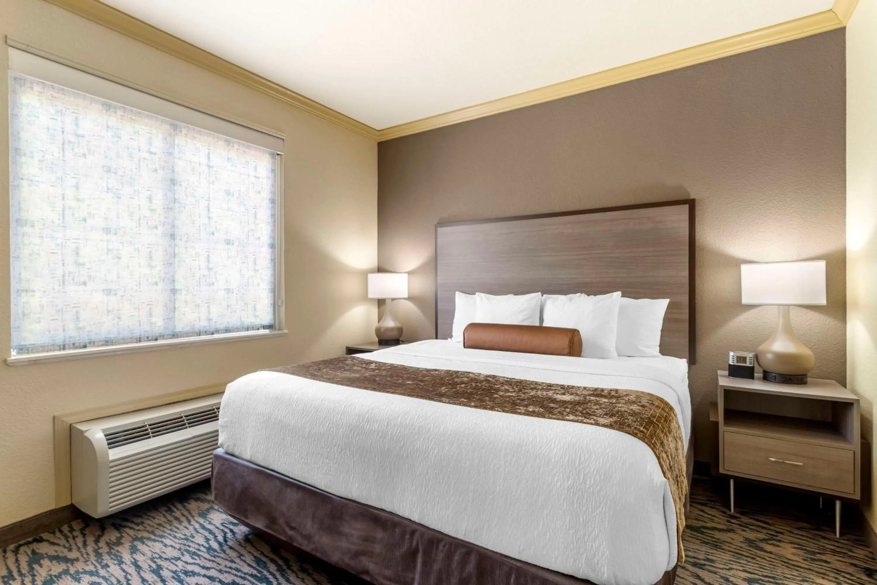 Photo of the whole room, Bed in Best Western Plus Crown Colony Inn & Suites