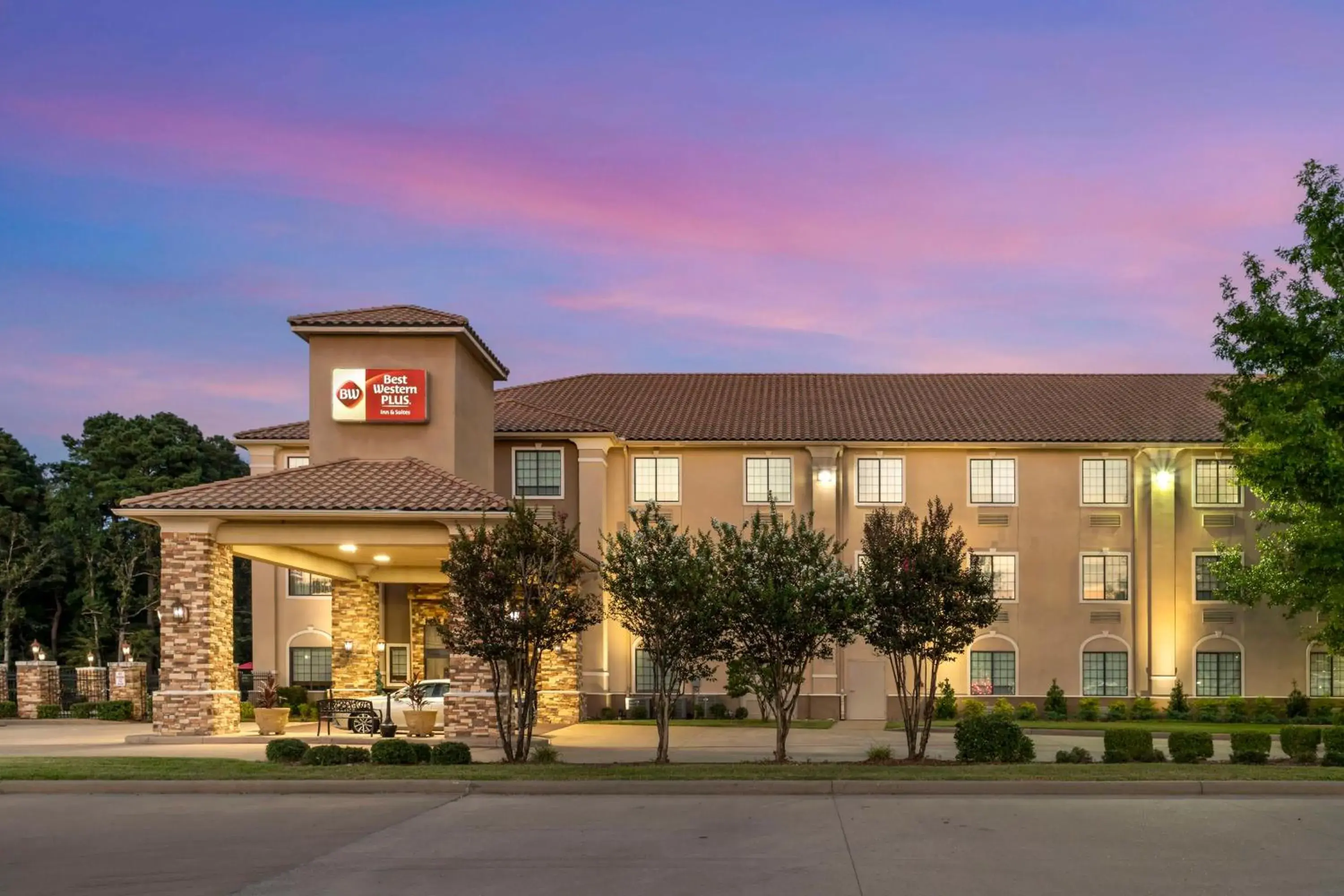 Property building in Best Western Plus Crown Colony Inn & Suites Property building in Best Western Plus Crown Colony Inn & Suites