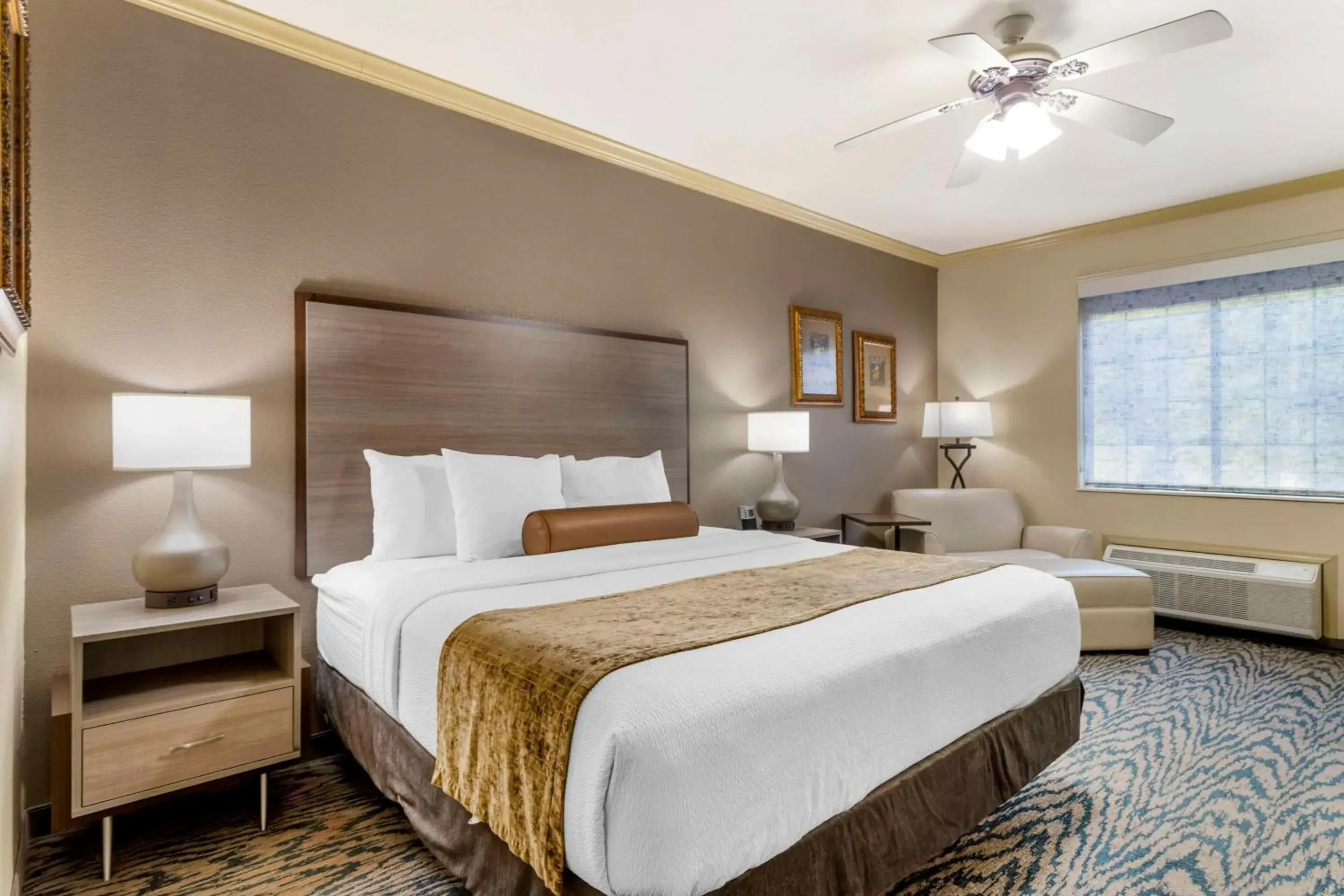 King Room with Bath Tub - Disability Access Room/Non-Smoking in Best Western Plus Crown Colony Inn & Suites King Room with Bath Tub - Disability Access Room/Non-Smoking in Best Western Plus Crown Colony Inn & Suites