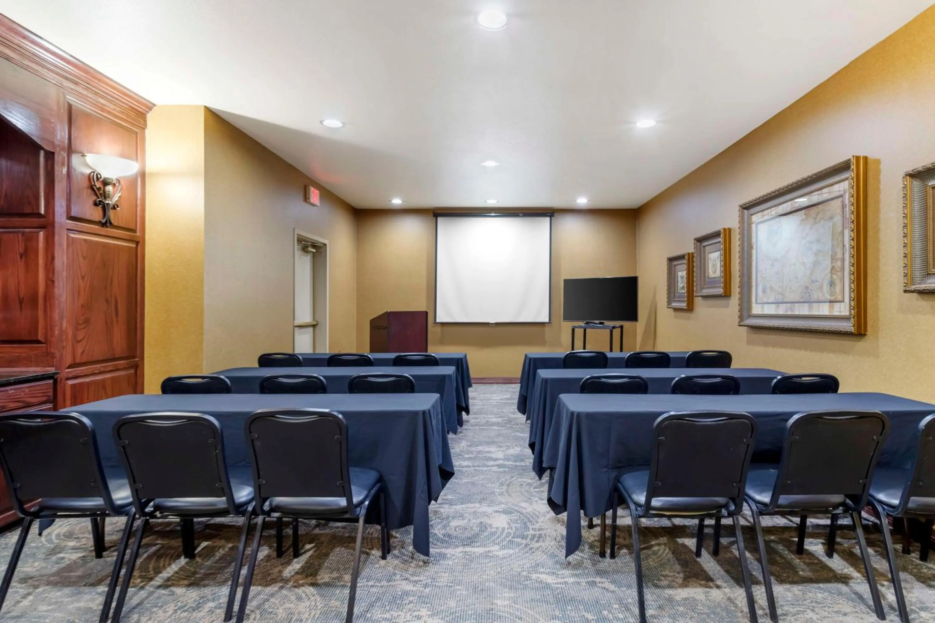 Meeting/conference room in Best Western Plus Crown Colony Inn & Suites