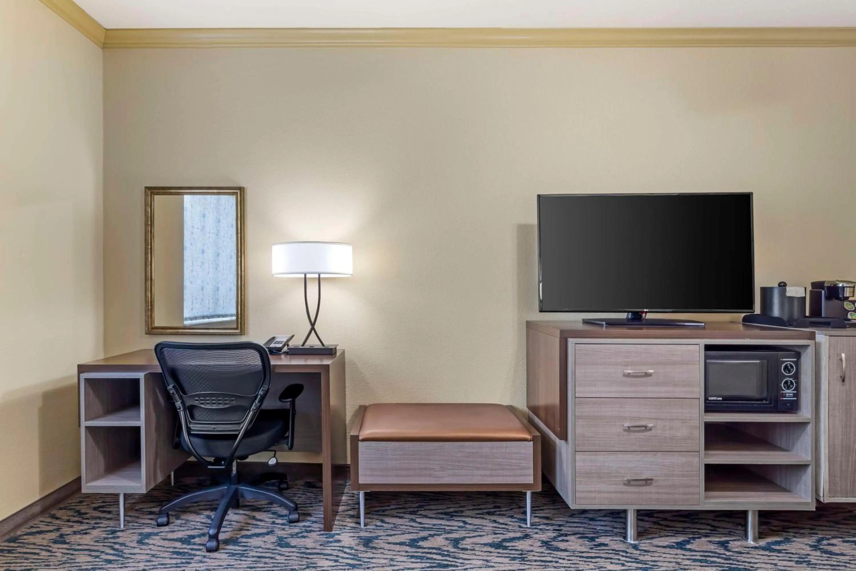 Bedroom in Best Western Plus Crown Colony Inn & Suites