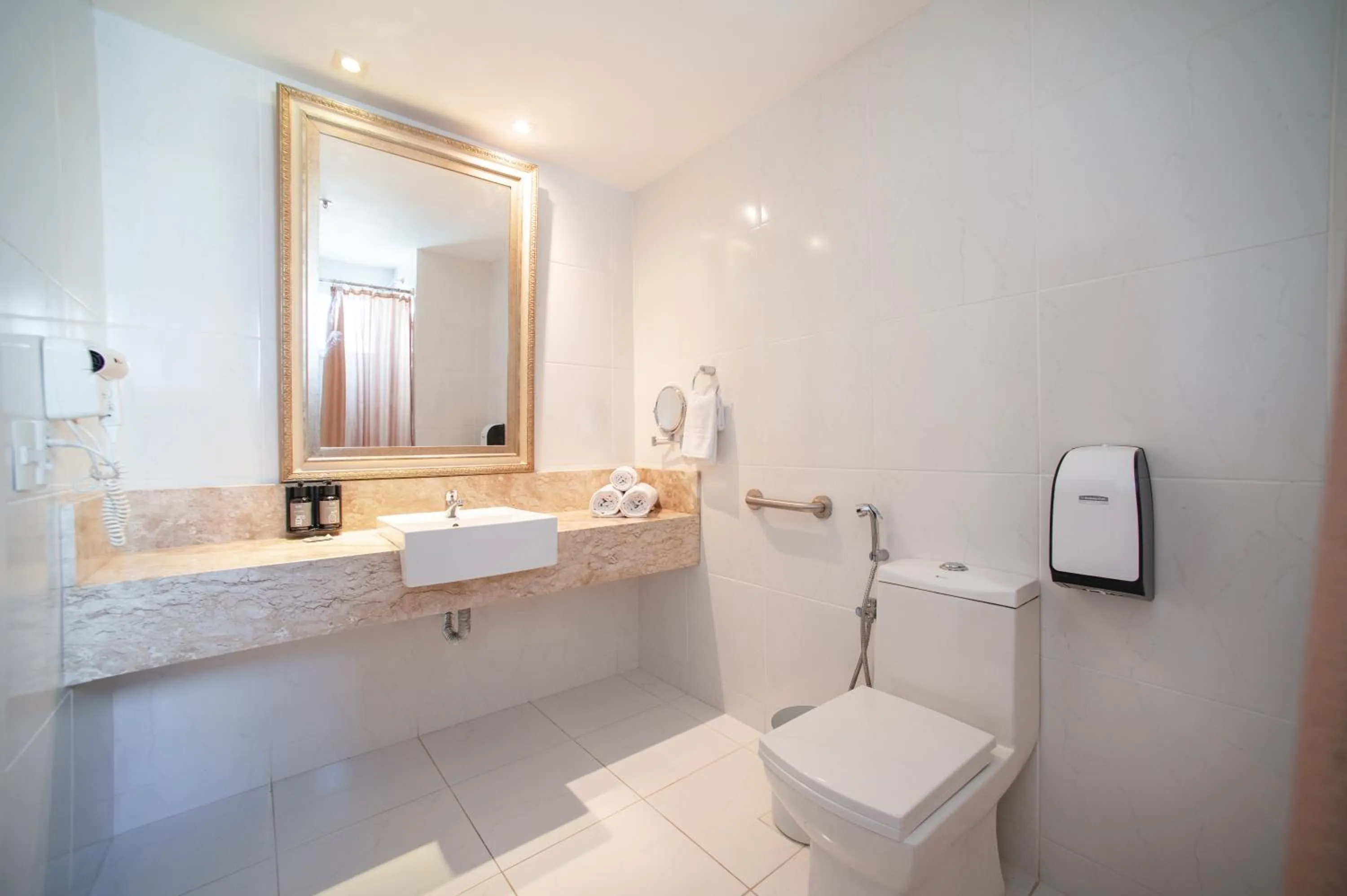 Shower in Brut by Slaviero Hotéis