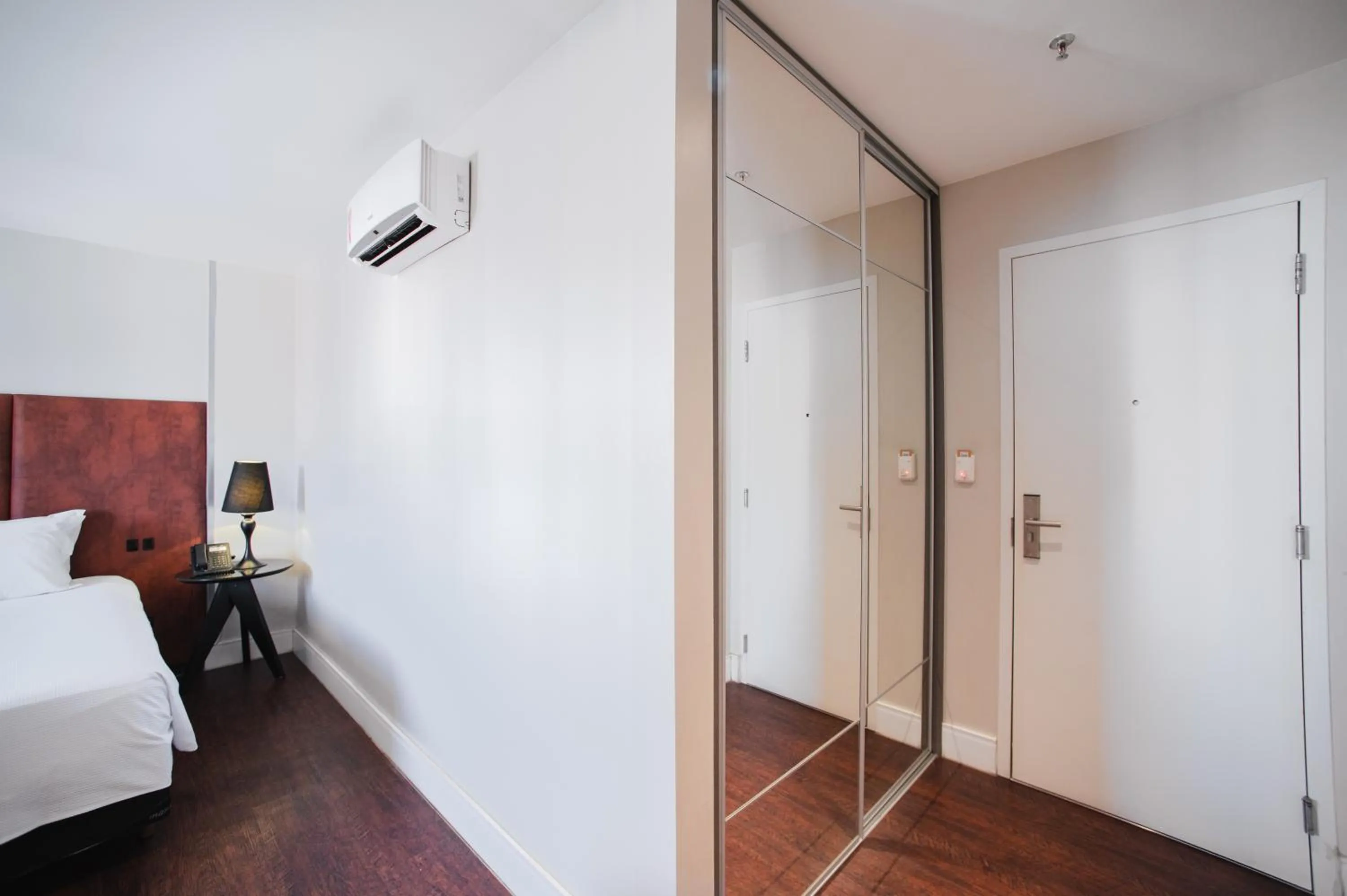 Photo of the whole room, Bed in Brut by Slaviero Hotéis