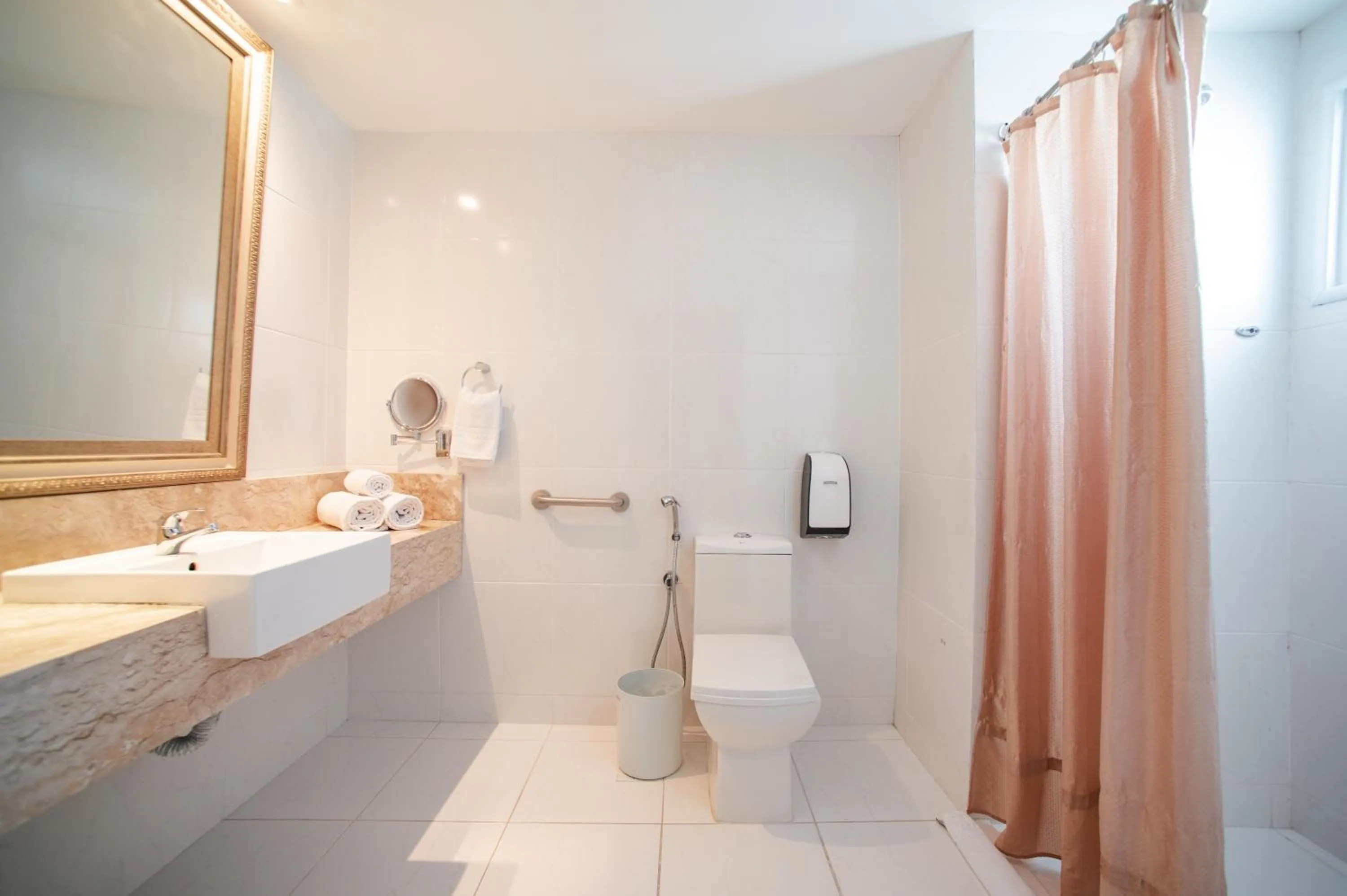 Shower in Brut by Slaviero Hotéis