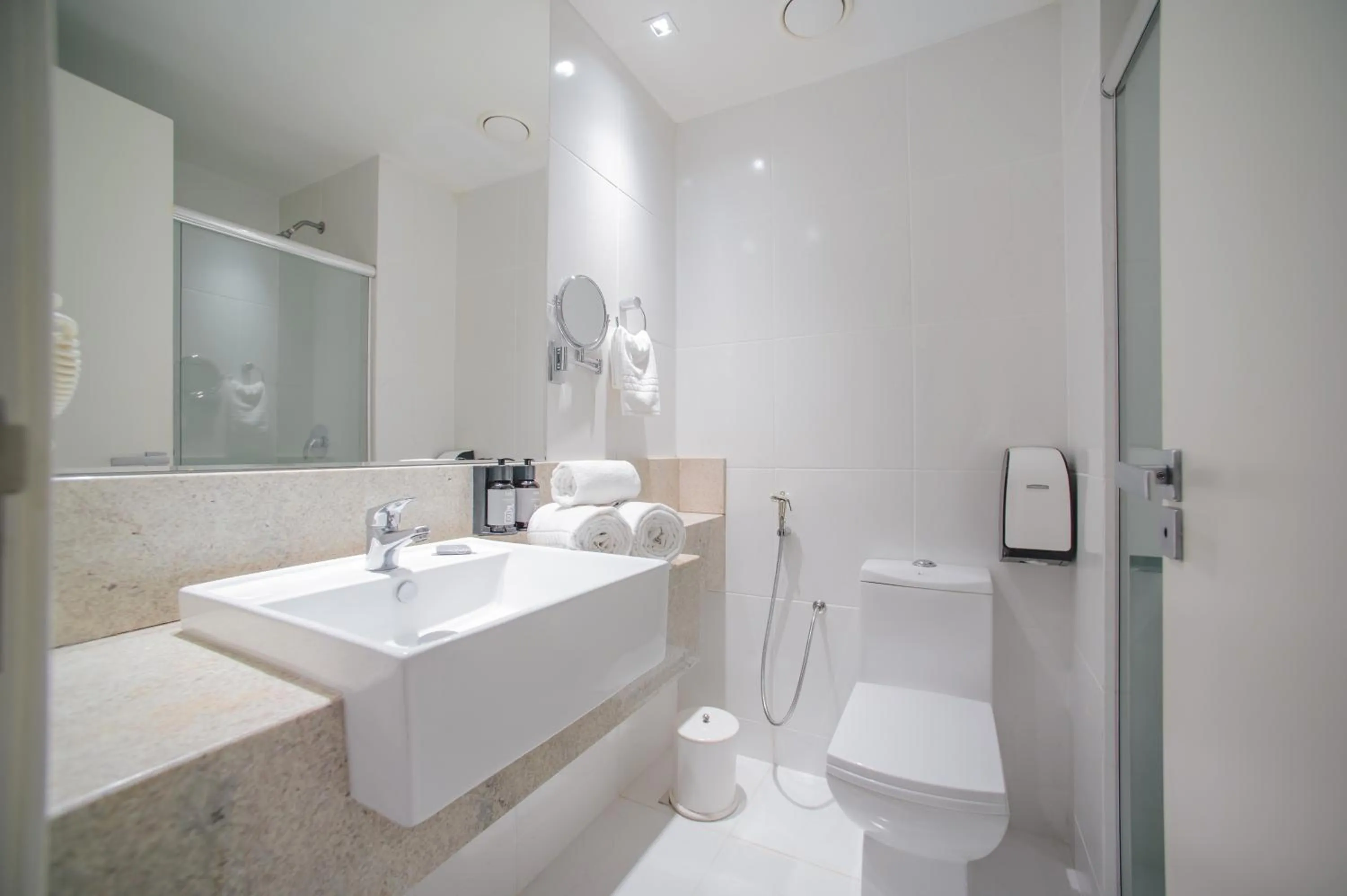 Toilet in Brut by Slaviero Hotéis