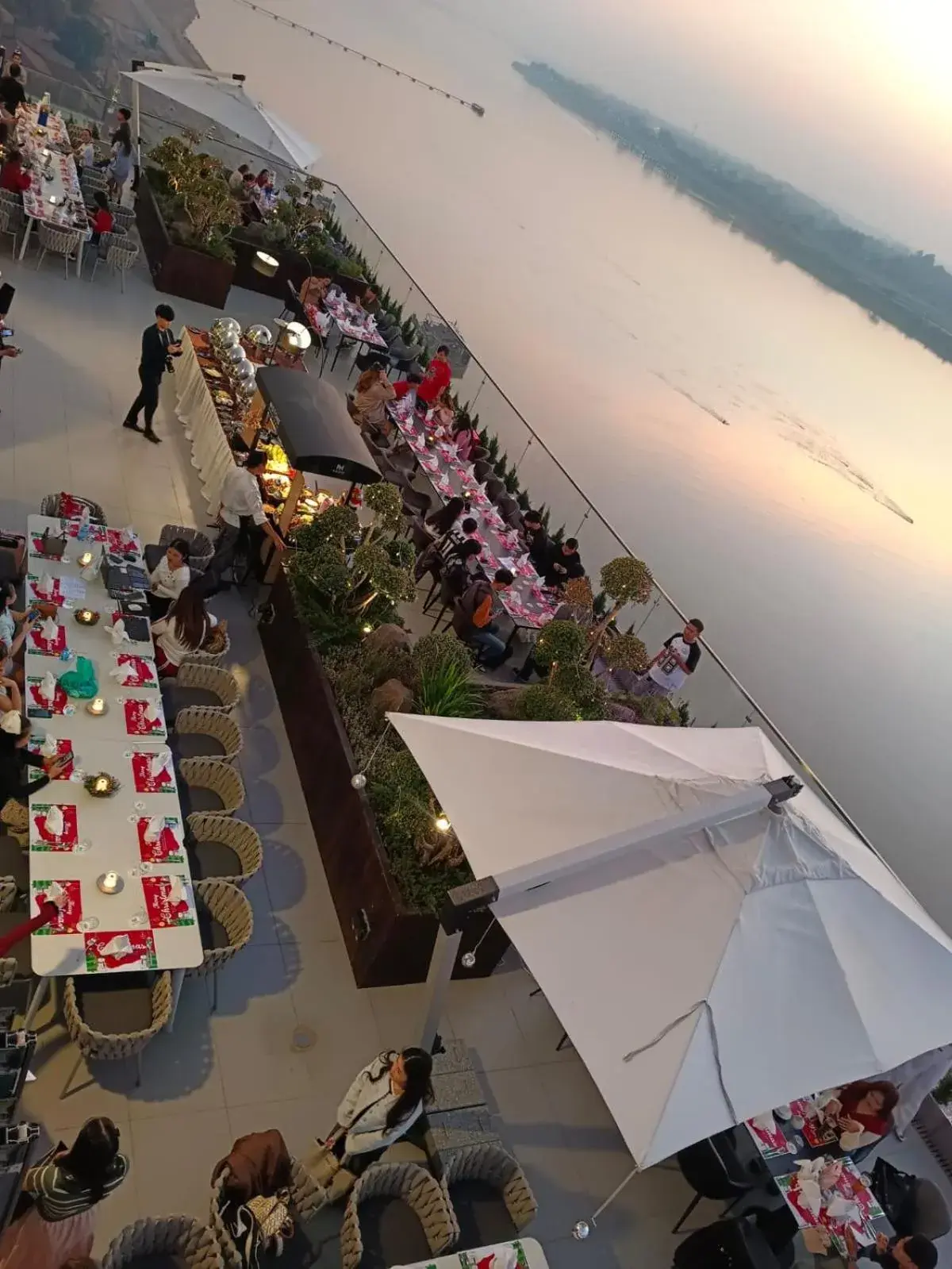 Restaurant/places to eat in One Riviera Hotel and Residences Restaurant/places to eat in One Riviera Hotel and Residences